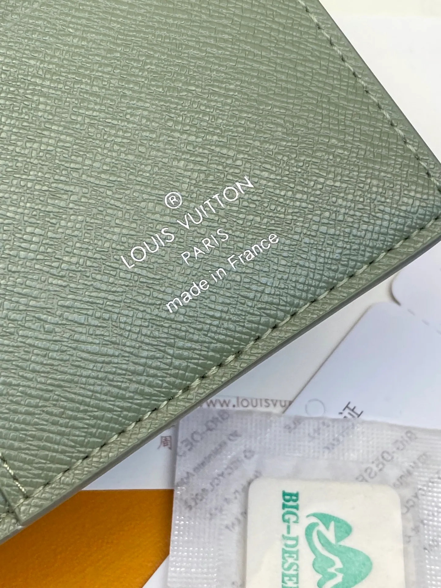 M11546 gradient gray! BRAZZA WALLET This Brazza wallet in Monogram canvas exudes unstoppable masculinity. It's spacious and functional and can easily be stowed away in a coat pocket. Dimensions: 10 x 19 x 2 cm. 💰420