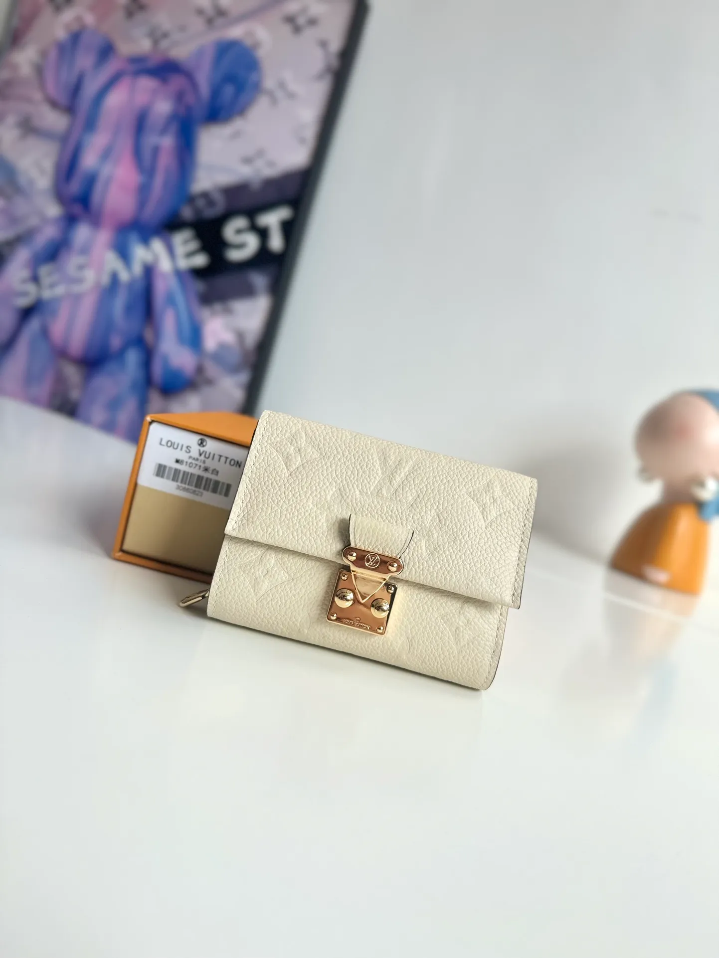 P620🇫🇷Overseas original single M82926 white exclusive real shot! Métis Short Wallet Inspired by the Métis leather goods collection, the Métis Short Wallet is made of soft Monogram Empreinte leather embossed with the classic Monogram pattern. The pocket S-lock lock secures the flap, continuing the classic Louis Vuitton hard case elements. The elegant construction offers ample interior space, including a zipped accordion coin pocket, patch pockets and card slots. Size: 11.5×8.5×4cm
