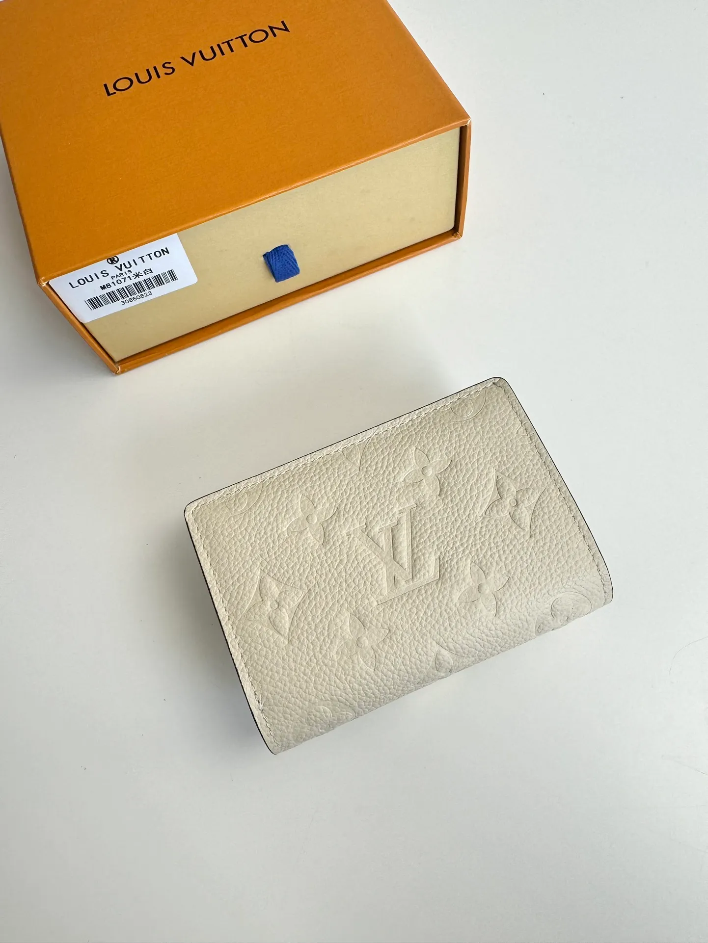 P620🇫🇷Overseas original single M82926 white exclusive real shot! Métis Short Wallet Inspired by the Métis leather goods collection, the Métis Short Wallet is made of soft Monogram Empreinte leather embossed with the classic Monogram pattern. The pocket S-lock lock secures the flap, continuing the classic Louis Vuitton hard case elements. The elegant construction offers ample interior space, including a zipped accordion coin pocket, patch pockets and card slots. Size: 11.5×8.5×4cm