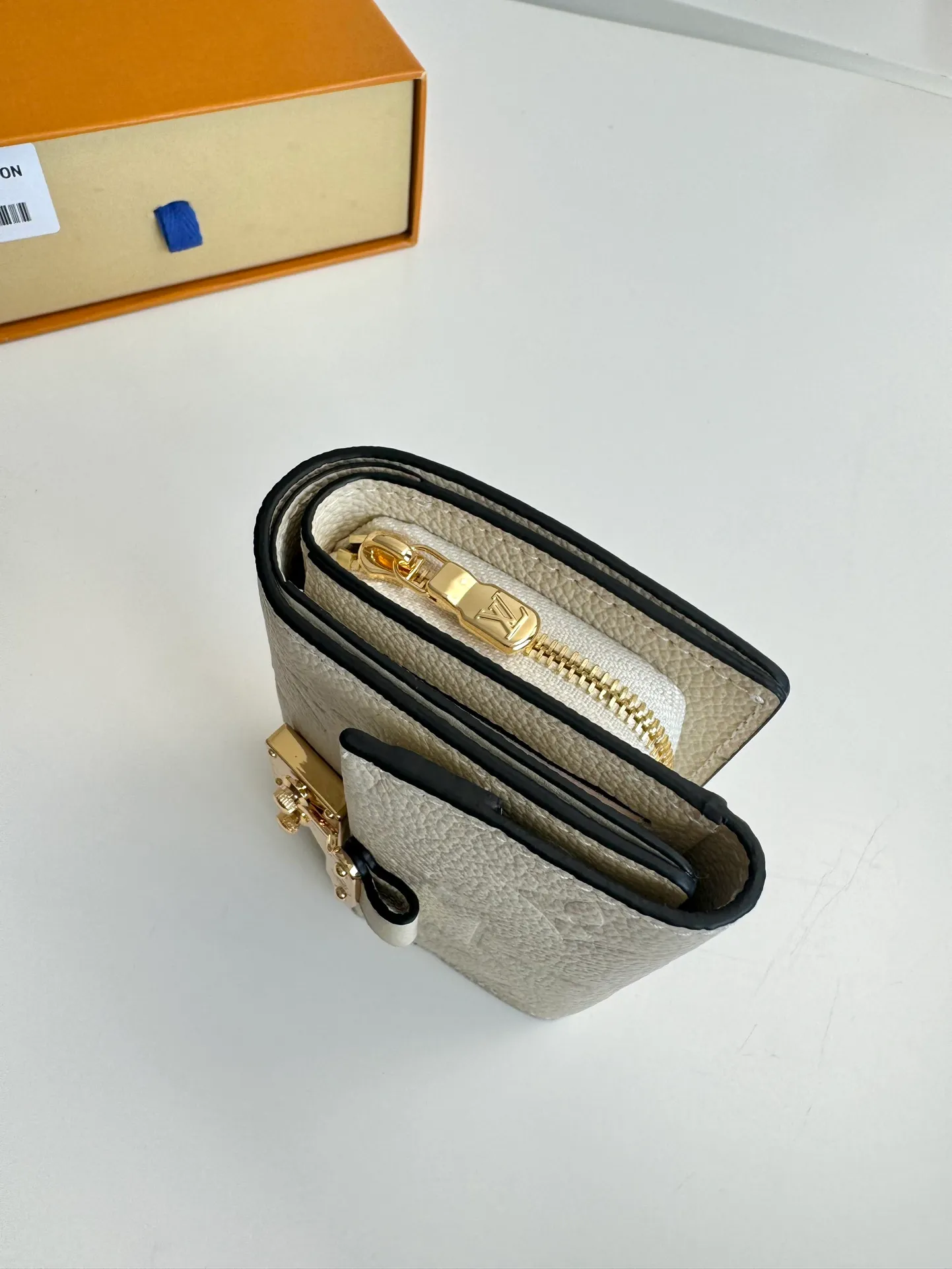 P620🇫🇷Overseas original single M82926 white exclusive real shot! Métis Short Wallet Inspired by the Métis leather goods collection, the Métis Short Wallet is made of soft Monogram Empreinte leather embossed with the classic Monogram pattern. The pocket S-lock lock secures the flap, continuing the classic Louis Vuitton hard case elements. The elegant construction offers ample interior space, including a zipped accordion coin pocket, patch pockets and card slots. Size: 11.5×8.5×4cm