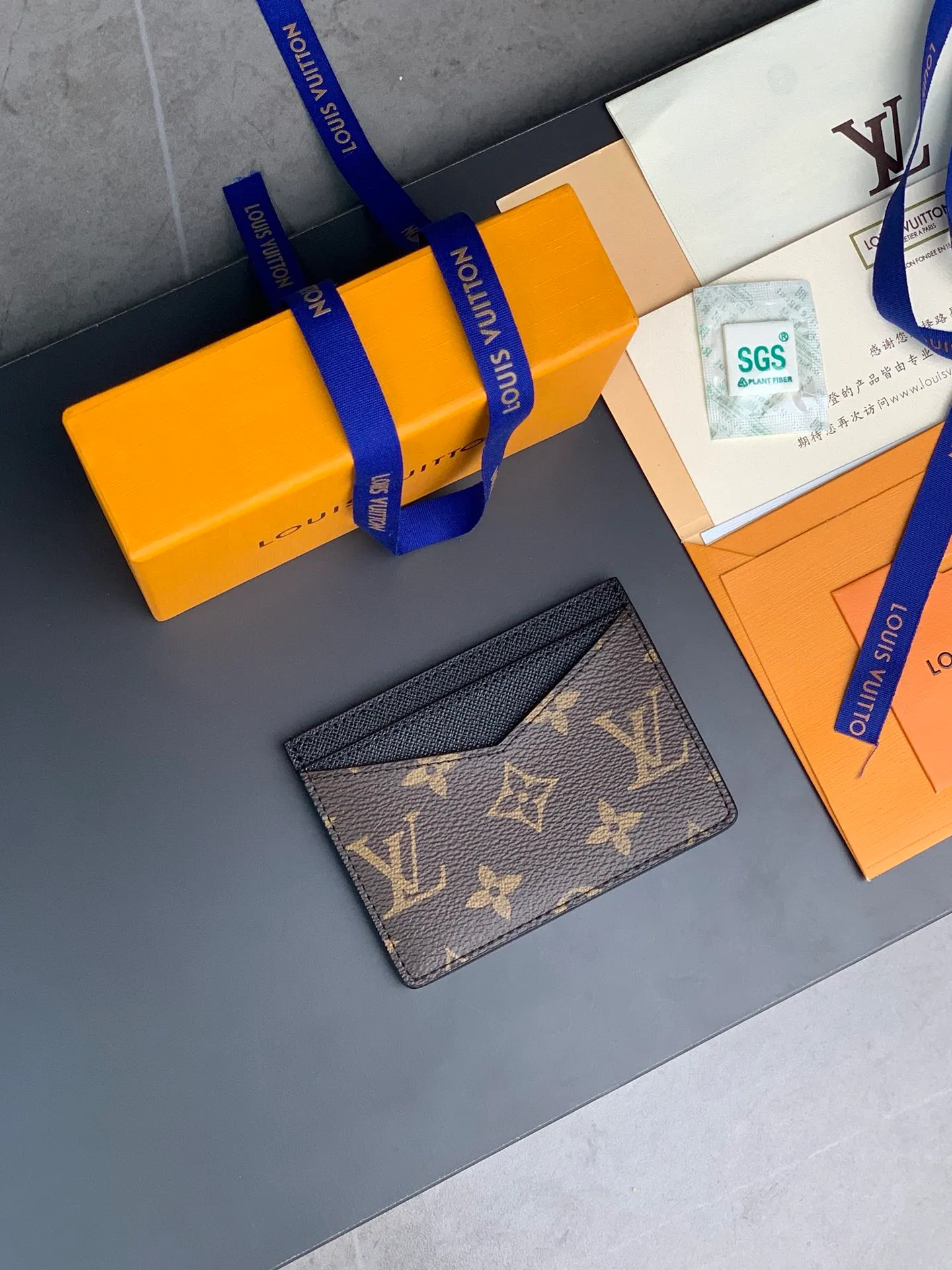 M60166 Presbyopia Neo card holder made of Monogram Macassar canvas is the first choice for carrying important cards. Leather trimmings enhance the classic Louis Vuitton pattern. Detailed features 11 x 7 x 0.6 cm 💰240