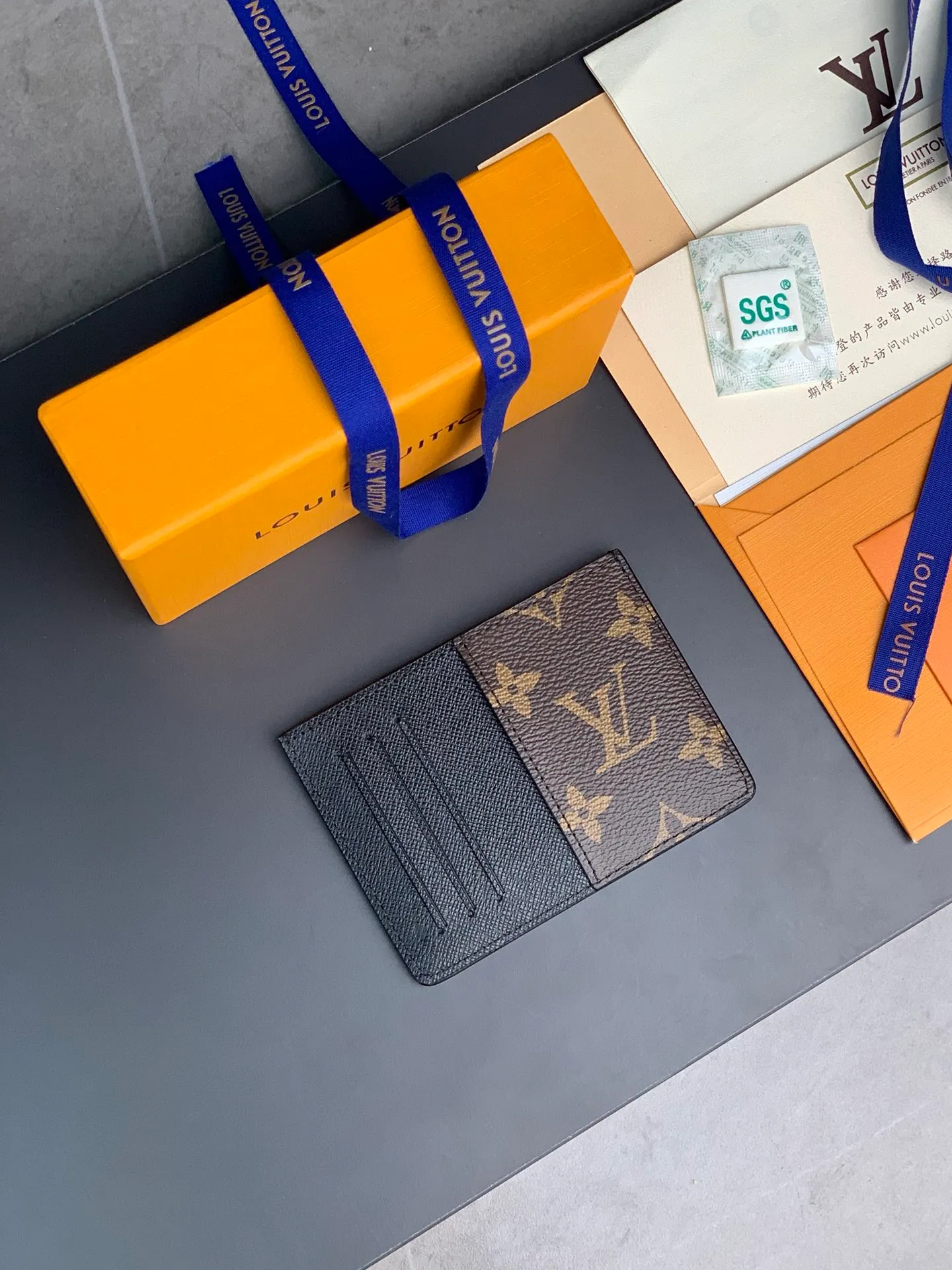 M60166 Presbyopia Neo card holder made of Monogram Macassar canvas is the first choice for carrying important cards. Leather trimmings enhance the classic Louis Vuitton pattern. Detailed features 11 x 7 x 0.6 cm 💰240