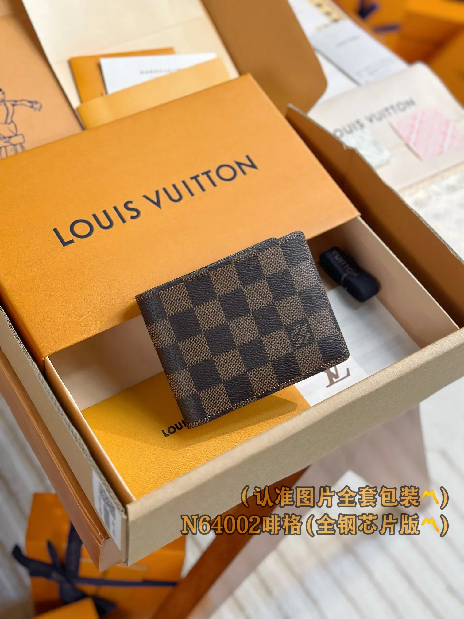 N64002 Feige (〽️A-grade all-steel version〽️) personalized customization, code-changing chip! SLENDER ID WALLET Made of smooth Taiga leather, this wallet is small and slim enough to hold everyday essentials, yet easily stows away in a front or back pocket. This wallet features a transparent compartment for ID. 11.0 x 8.5 x 1.0 cm (length x height x width). Special grade 210