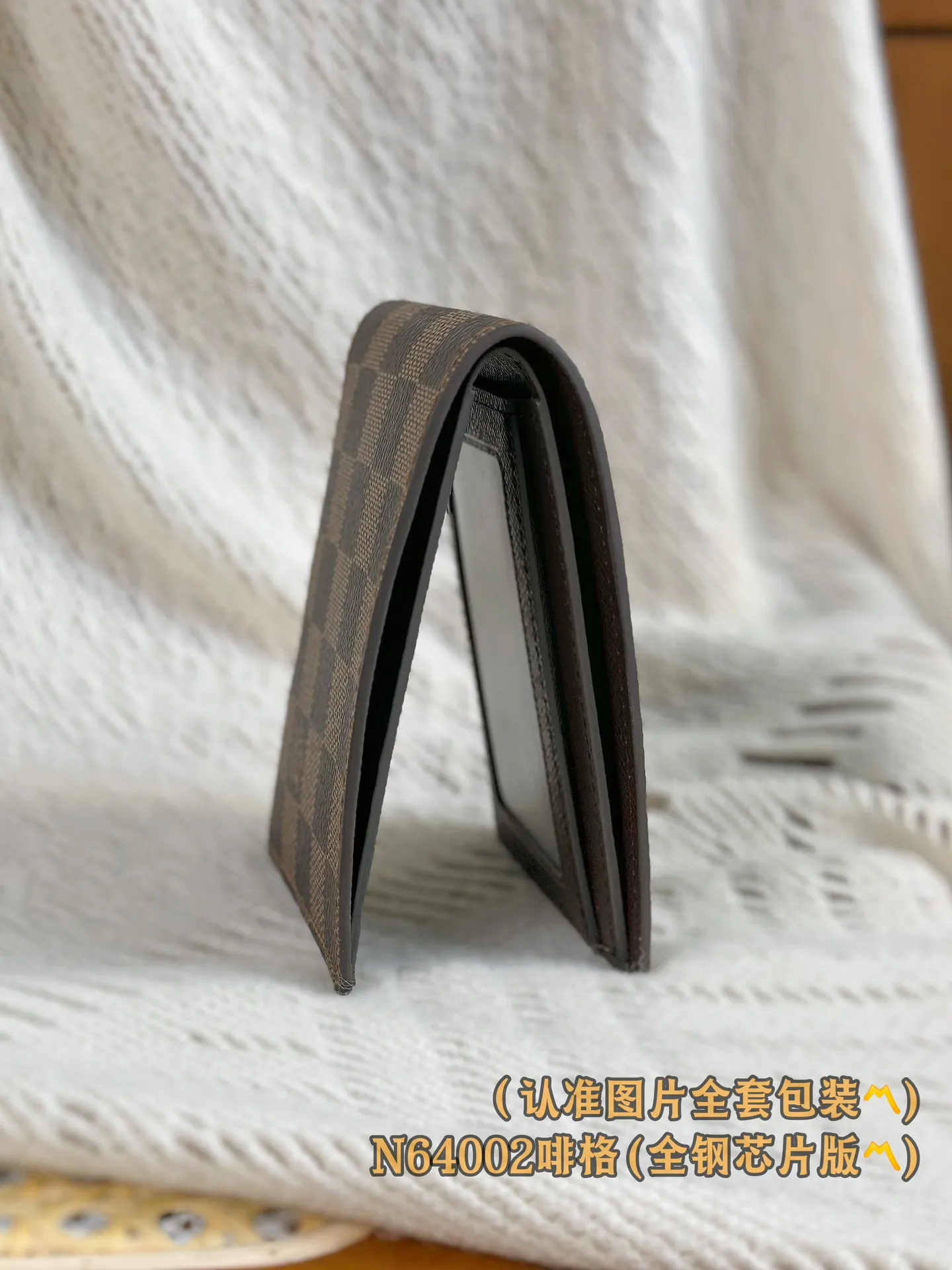 N64002 Feige (〽️A-grade all-steel version〽️) personalized customization, code-changing chip! SLENDER ID WALLET Made of smooth Taiga leather, this wallet is small and slim enough to hold everyday essentials, yet easily stows away in a front or back pocket. This wallet features a transparent compartment for ID. 11.0 x 8.5 x 1.0 cm (length x height x width). Special grade 210