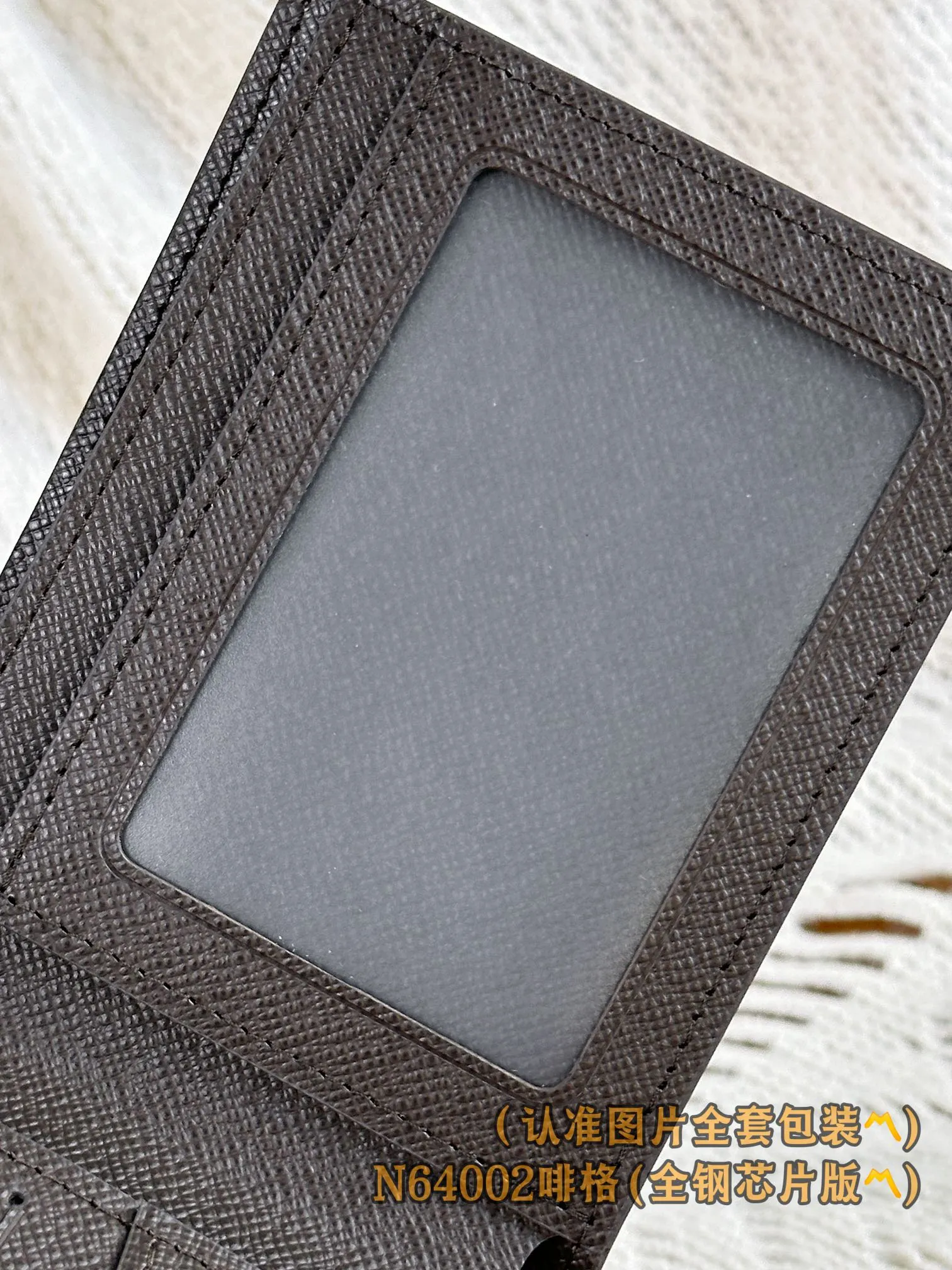 N64002 Feige (〽️A-grade all-steel version〽️) personalized customization, code-changing chip! SLENDER ID WALLET Made of smooth Taiga leather, this wallet is small and slim enough to hold everyday essentials, yet easily stows away in a front or back pocket. This wallet features a transparent compartment for ID. 11.0 x 8.5 x 1.0 cm (length x height x width). Special grade 210
