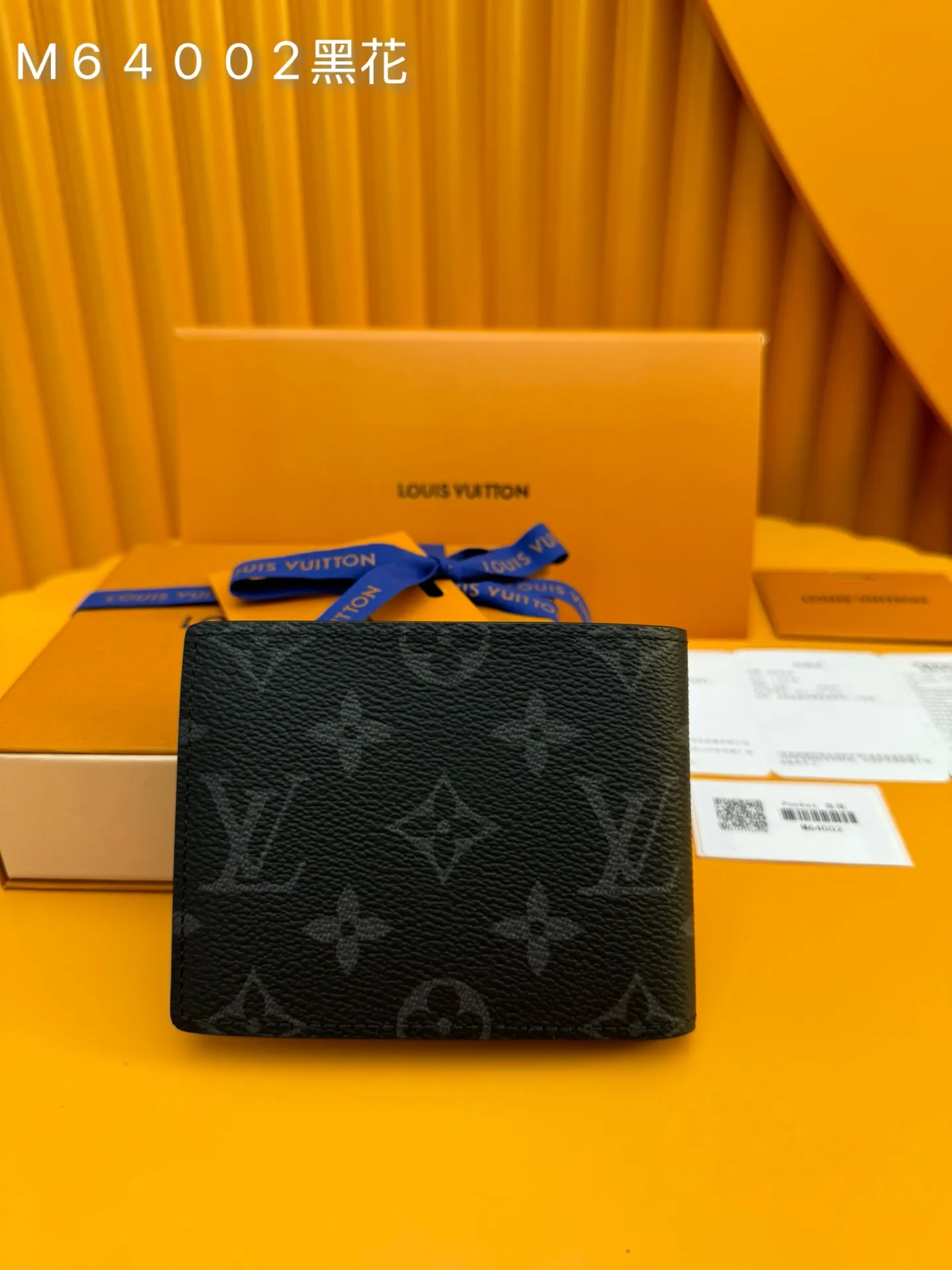 M64002 Gram Flower "Special Duty Free" ♻️[Official Edition·First Class Material·All Steel Hardware·French Chip·Complete Packaging] This wallet made of coated canvas is small and thin, can accommodate daily belongings, but can be easily stored in the front or back pocket of clothing. This wallet features a transparent compartment for ID. 11.0x8.5x1.0cm 💰420