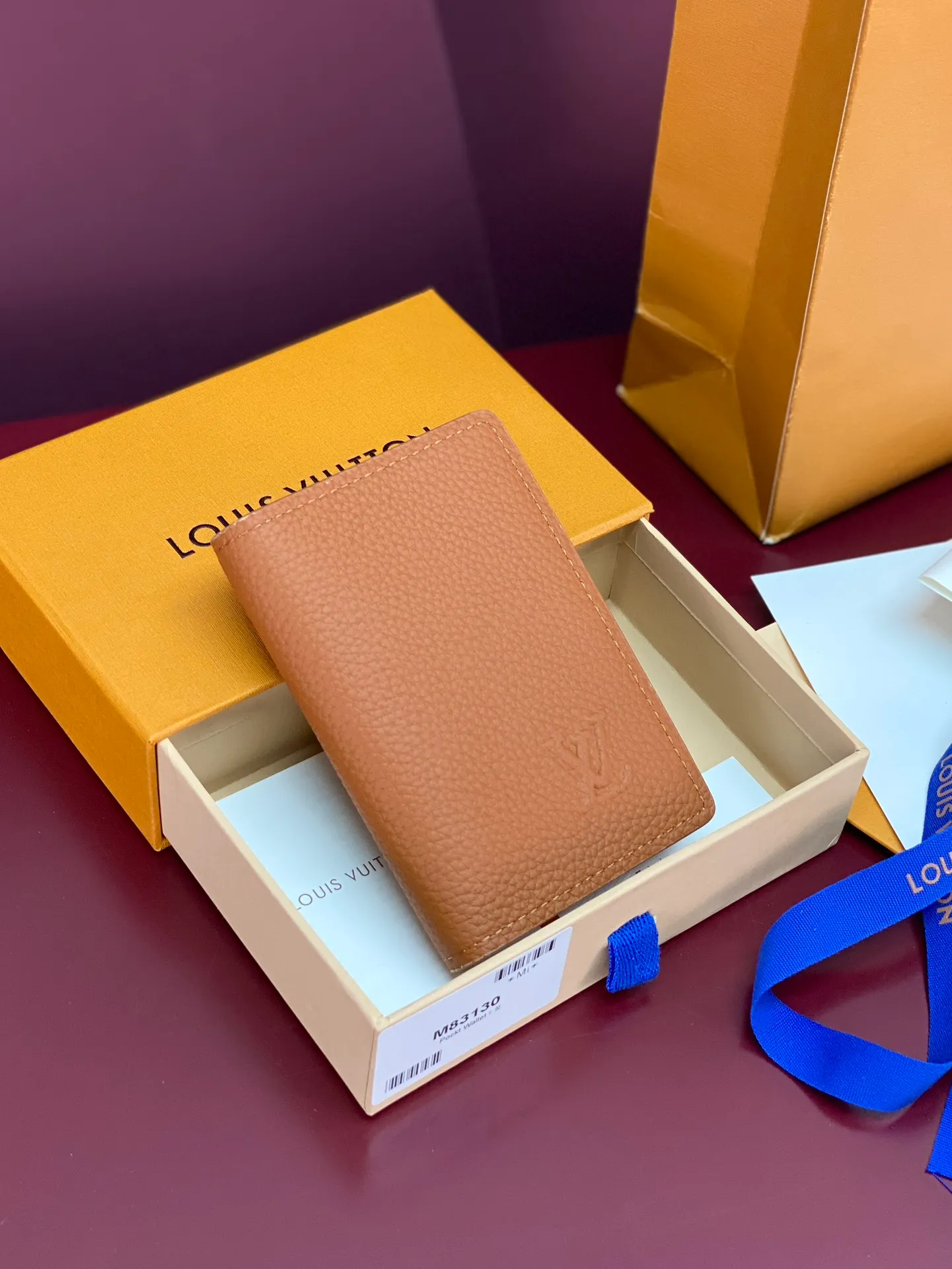 M83130 khaki! Concave and convex mark! Taurillon Card Pack! Made of first-grain cowhide, this pocket wallet is Taurillon leather. It is compact in size but has ample capacity, and contains functional designs such as pockets and card slots. Size: 11×8cm. 💰320