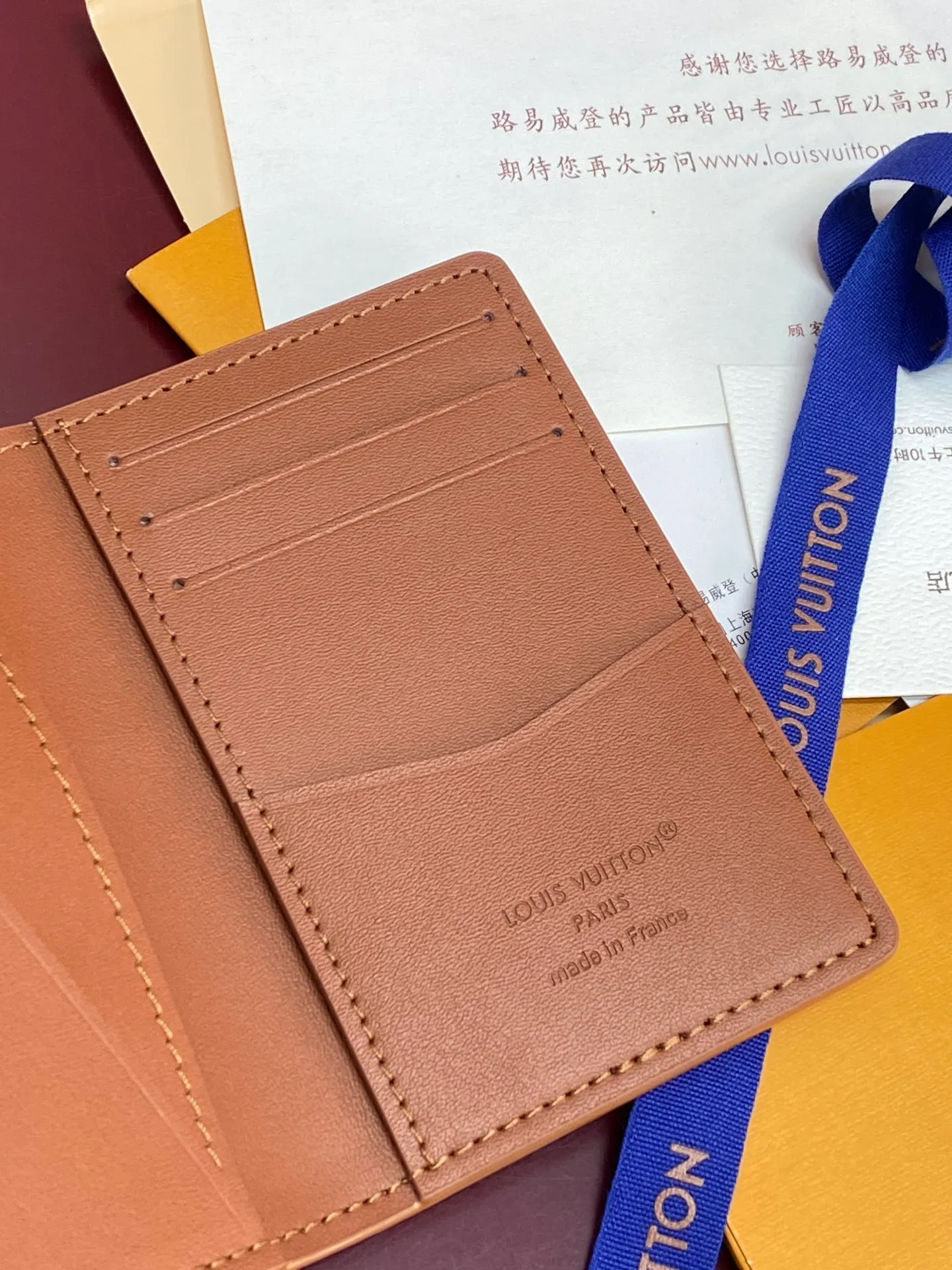 M83130 khaki! Concave and convex mark! Taurillon Card Pack! Made of first-grain cowhide, this pocket wallet is Taurillon leather. It is compact in size but has ample capacity, and contains functional designs such as pockets and card slots. Size: 11×8cm. 💰320