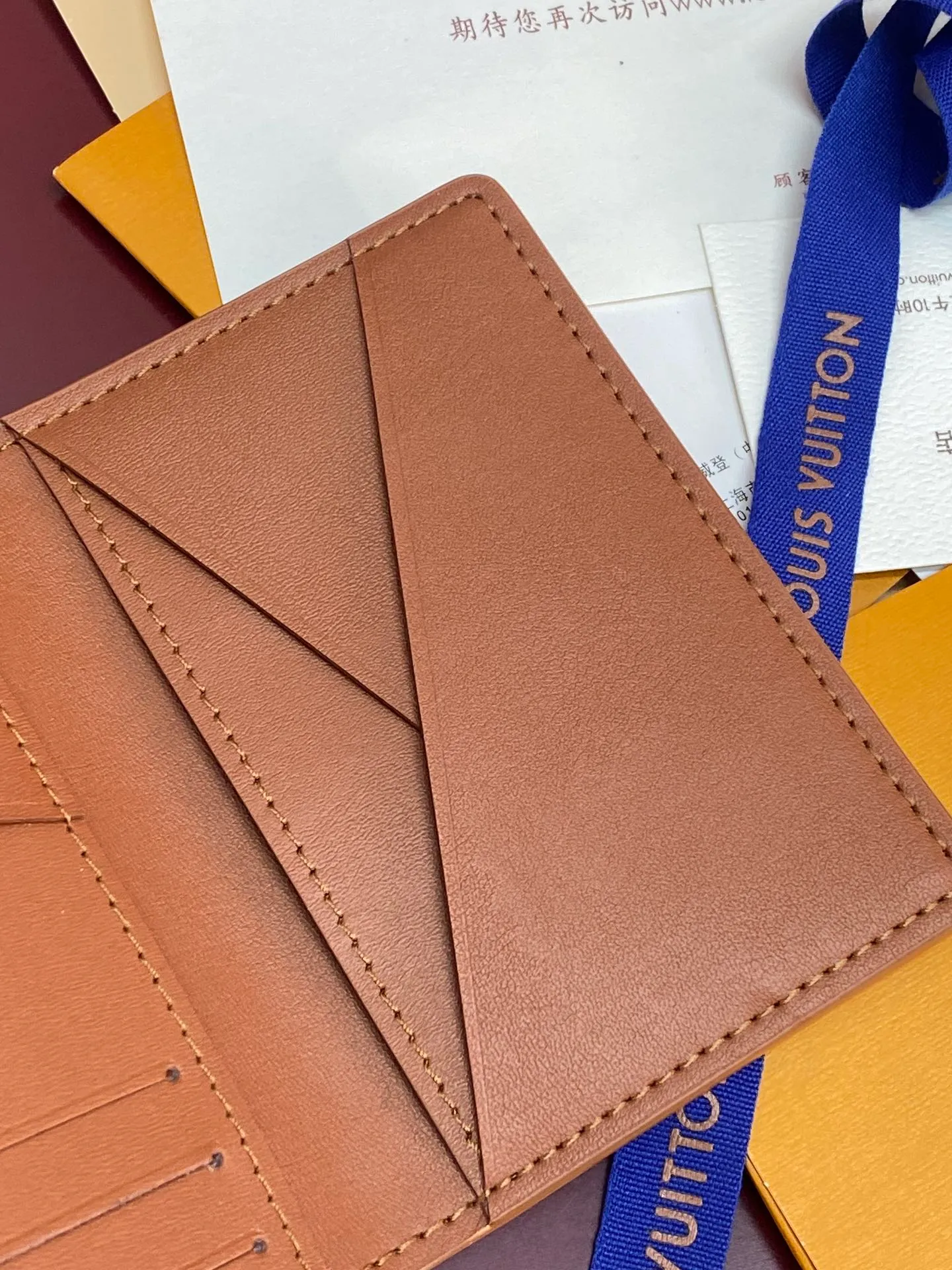 M83130 khaki! Concave and convex mark! Taurillon Card Pack! Made of first-grain cowhide, this pocket wallet is Taurillon leather. It is compact in size but has ample capacity, and contains functional designs such as pockets and card slots. Size: 11×8cm. 💰320