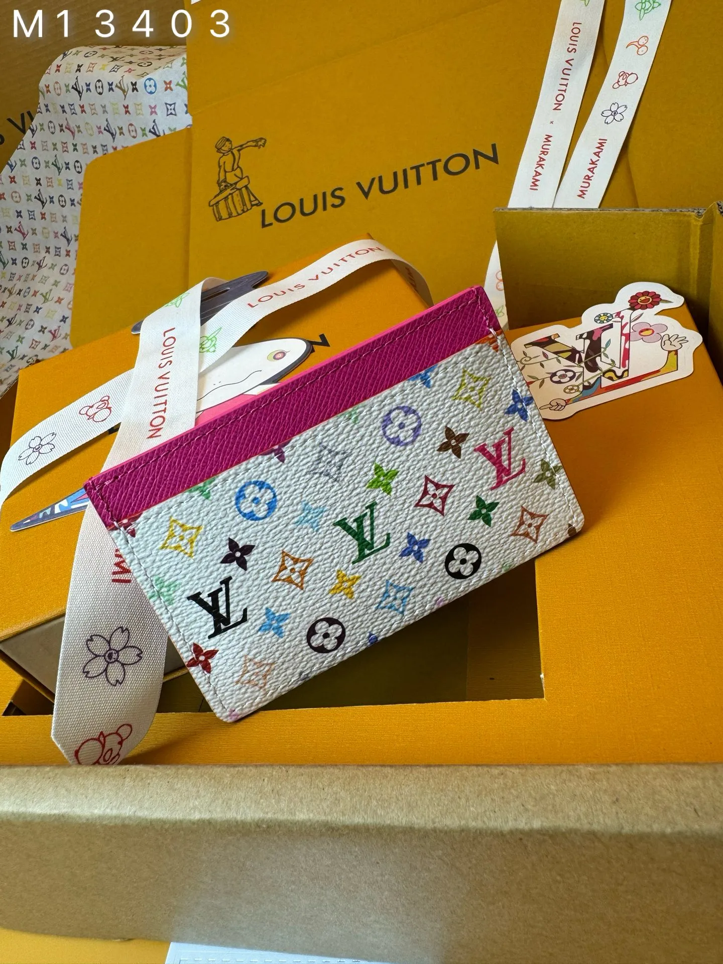 M13403 "Special Duty Free" ♻️ [Official special edition·First-class material·All-steel hardware·163 chips·Full set of packaging] New L card holder, this classic card holder is re-presented in lively rainbow tones in the reprint of the Louis Vuitton and Takashi Murakami collaboration series. Crafted from coated canvas, this card holder features the signature Monogram pattern in the Japanese artist's signature color palette, accented with bright pink accents across the top. The interior is sized for larger cards and receipts, while the exterior features two classic card slots. 11x7x5cm 💰400