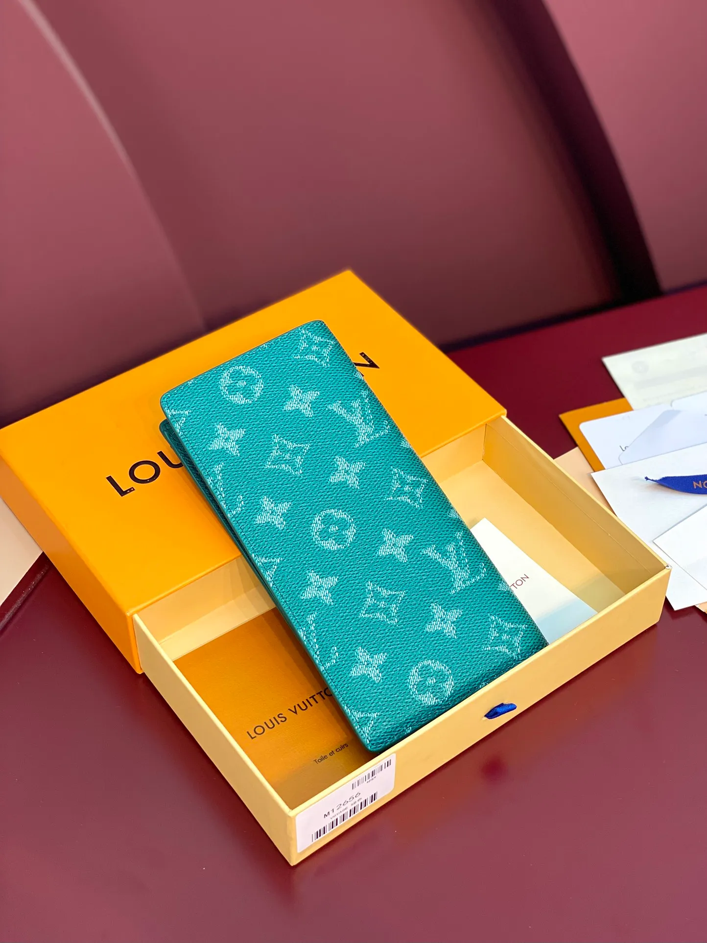 M12656 green! BRAZZA Wallet, this Brazza Wallet is made of Monogram Heritage canvas, witnessing Pharrell Williams' new interpretation of the iconic Monogram pattern. Criss-crossing textures and the Marque L.Vuitton Déposée logo reflect classic elements of the original Damier print, while multiple card slots and compartments complete the long design without sacrificing functional details.  19 x 2 x 10 cm (height x width x length). 💰380