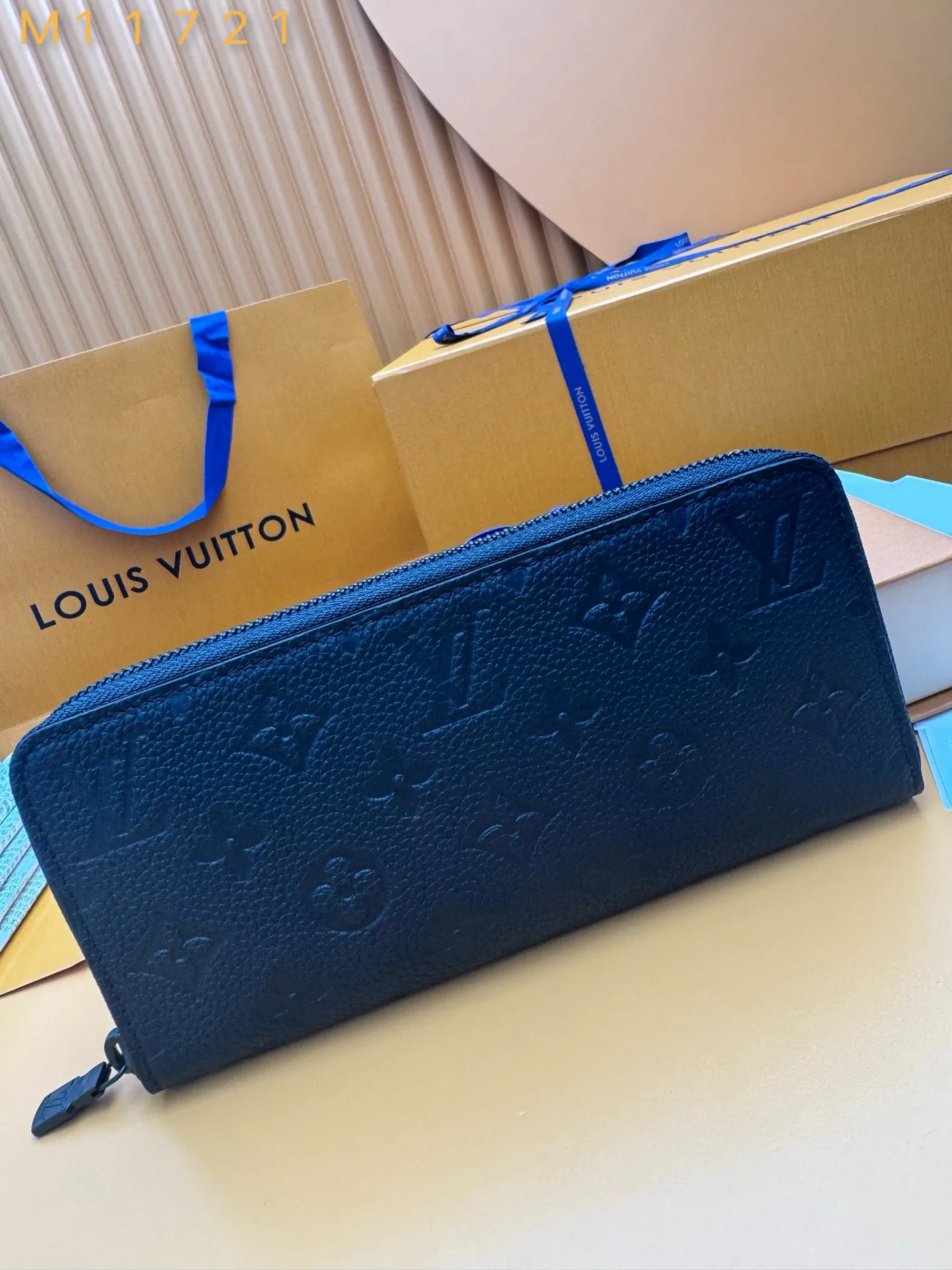 M11721 "Special Duty Free" ♻️[Official special edition·First-class material·All-steel hardware·Dynamic chip·Full set of packaging] The horizontal Zippy wallet horizontal section is made of Taurillon Monogram leather. This is a reimagining of the traditional vertical Zippy wallet, adopting a horizontal design to enhance its functionality. The practical design of this zippered wallet includes a main compartment with a central zipped pocket; six card slots on each side; and two flat pockets for banknotes or receipts. 21x10x2.5cm 💰880