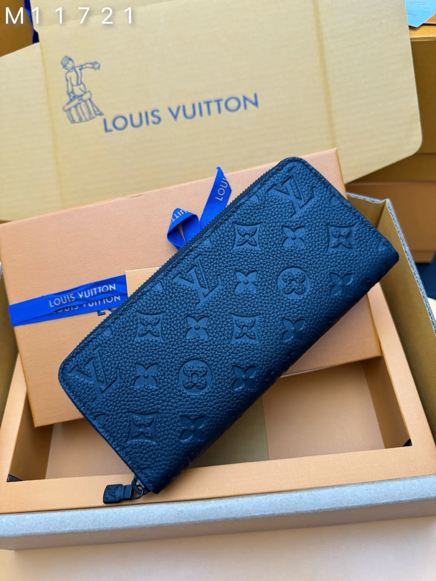M11721 "Special Duty Free" ♻️[Official special edition·First-class material·All-steel hardware·Dynamic chip·Full set of packaging] The horizontal Zippy wallet horizontal section is made of Taurillon Monogram leather. This is a reimagining of the traditional vertical Zippy wallet, adopting a horizontal design to enhance its functionality. The practical design of this zippered wallet includes a main compartment with a central zipped pocket; six card slots on each side; and two flat pockets for banknotes or receipts. 21x10x2.5cm 💰880