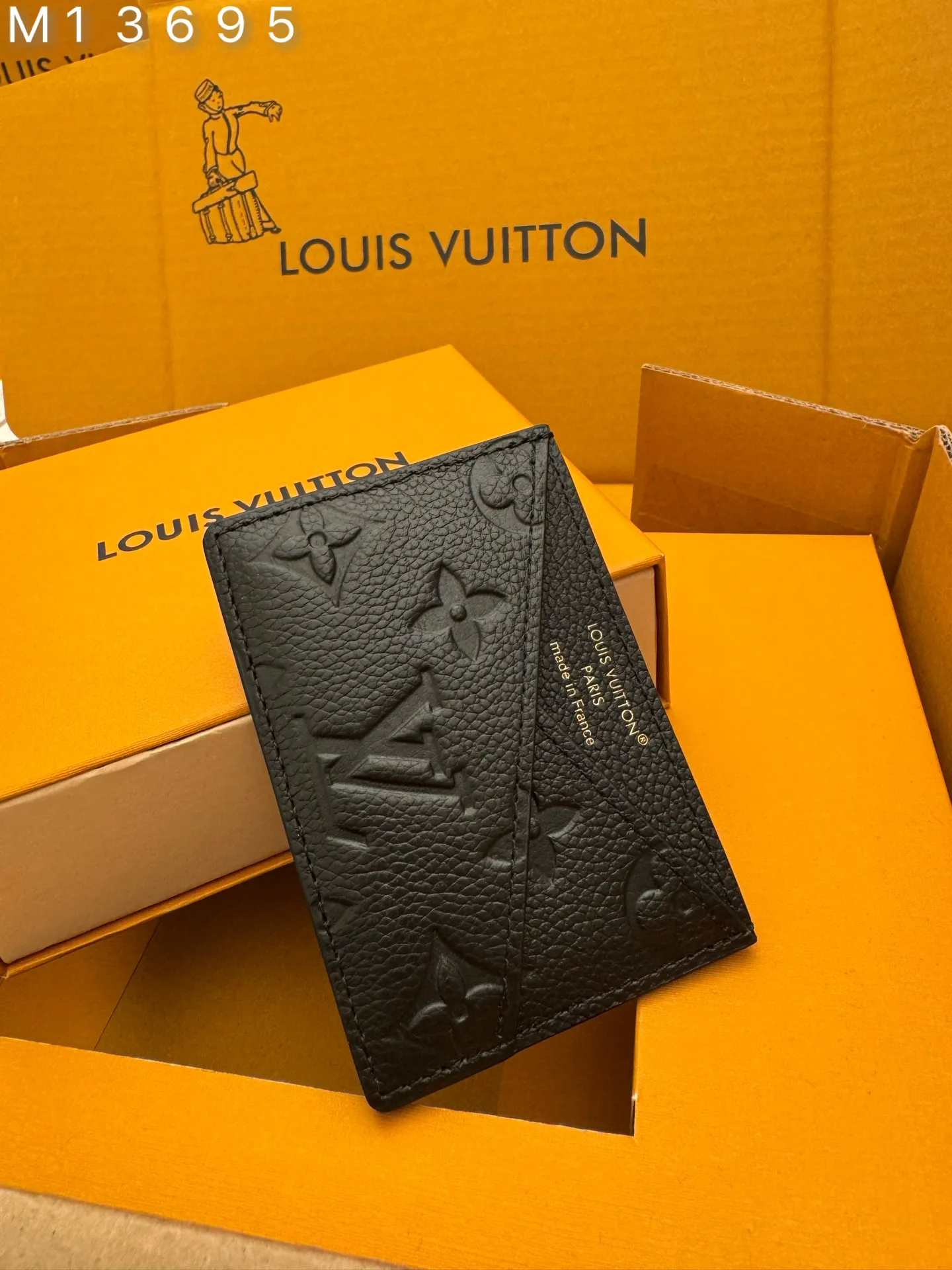 M13695 "Special Duty Free" ♻️ [Official Special Edition·First Class Material·All Steel Hardware·163 Chips·Full Packaging] Criss-Cross card holder is the perfect choice for gifting, whether it is for an individual or for a loved one. Inspired by the historic House of Louis Vuitton in Asnières, this stylish and compact accessory reinterprets the brand's iconic brickwork with its geometric V-cut design. It's made from Monogram Empreinte leather and heat-stamped with gold lettering. 10x7x0.3cm 💰420