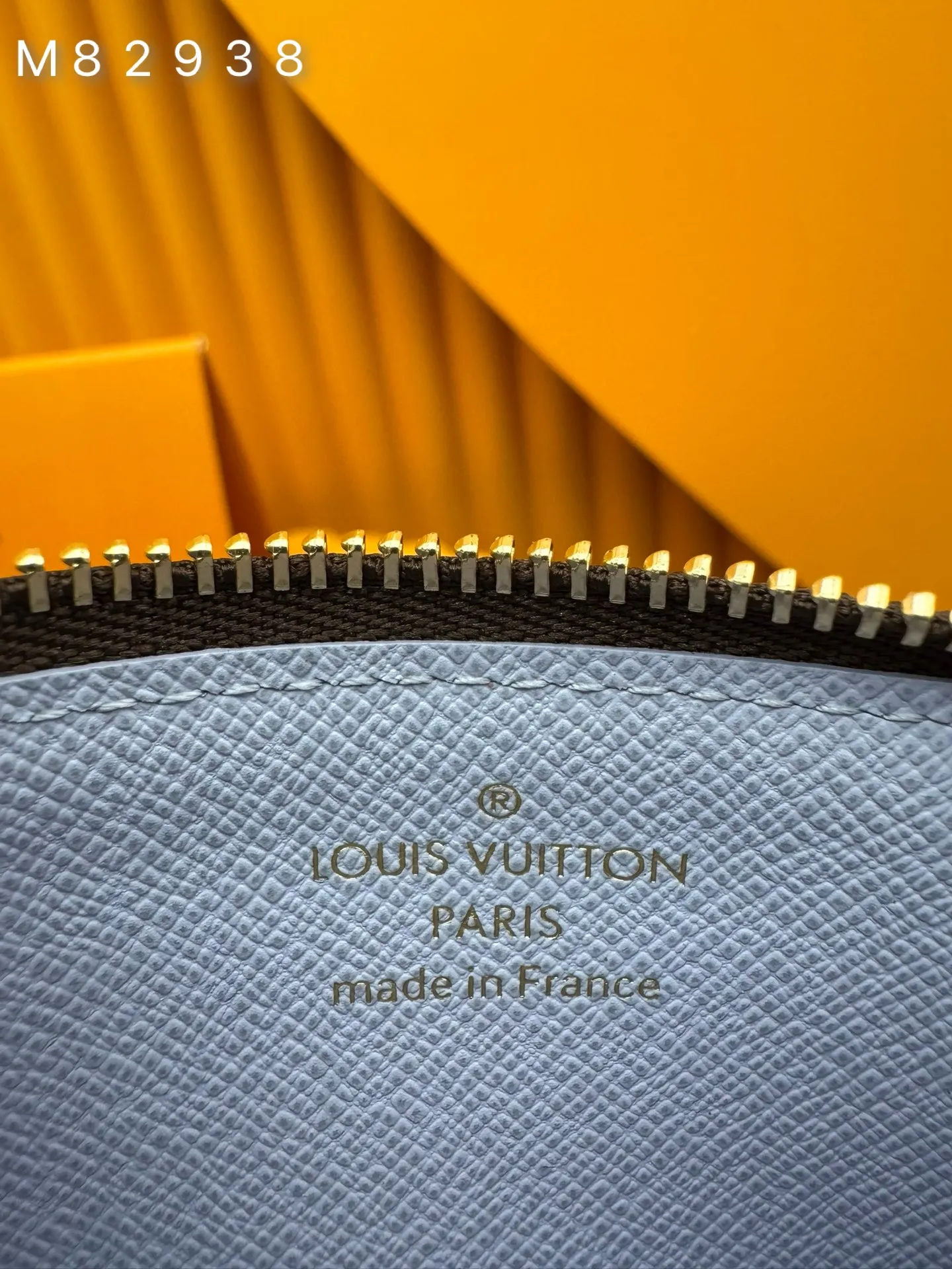 M82938 "Special Duty Free" ♻️ [Official special edition·First-class material·All-steel hardware·French chips·Full set of packaging] "Porto Card Romi" with a modern atmosphere and multiple functions. The simple design of the Kadikai combines with the zippered bag with socket for increased practicality. Pocket section is ideal for storing cash, coins and receipts. A fresh model crafted from a single piece of canvas, finished with a colorful leather lining and zipper with a gold metal LV ring. 12x8x0.8cm 💰540
