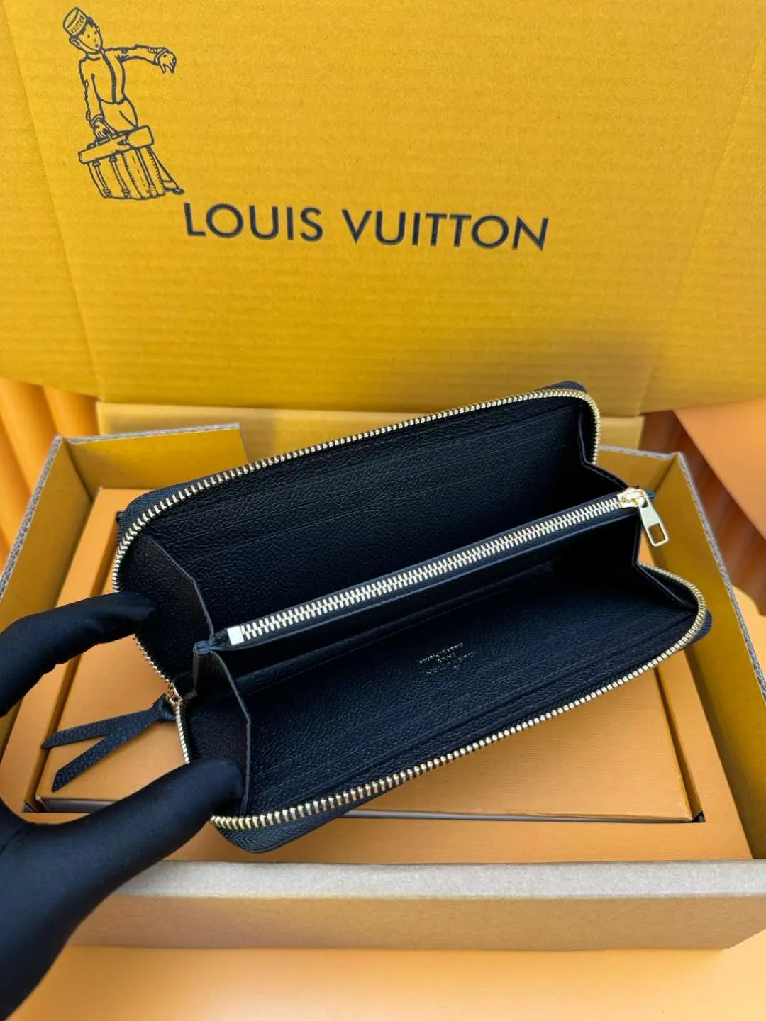 M60171 "Special Duty Free" ♻️[Official special edition·First-class material·All-steel hardware·French chips·Full set of packaging] This Clémence wallet is made of soft Monogram Empreinte leather embossed with Louis Vuitton's iconic Monogram pattern. Its exquisite configuration contains a zippered coin pocket, accordion compartment and patch pocket. Size: 20x9x2cm 💰860
