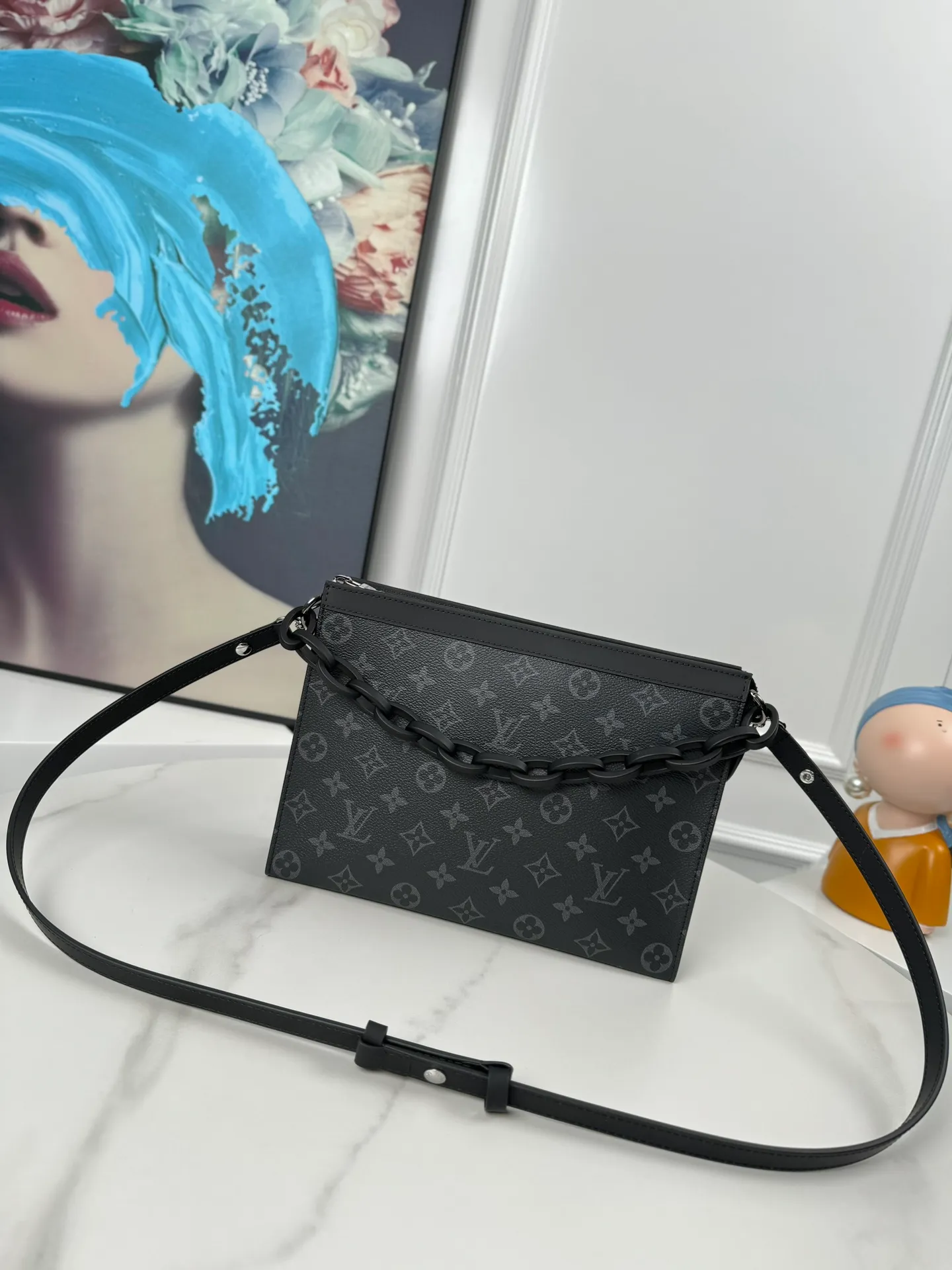 P740🇫🇷Exclusive real shot of overseas original single M61692! This small and stylish Pochette Voyage medium clutch bag is versatile. It can be placed in the bag as a travel bag or held in the hand to show fashion style. The spacious interior space and support panel design make it easy to access personal essentials. Size: 26×20×5cm