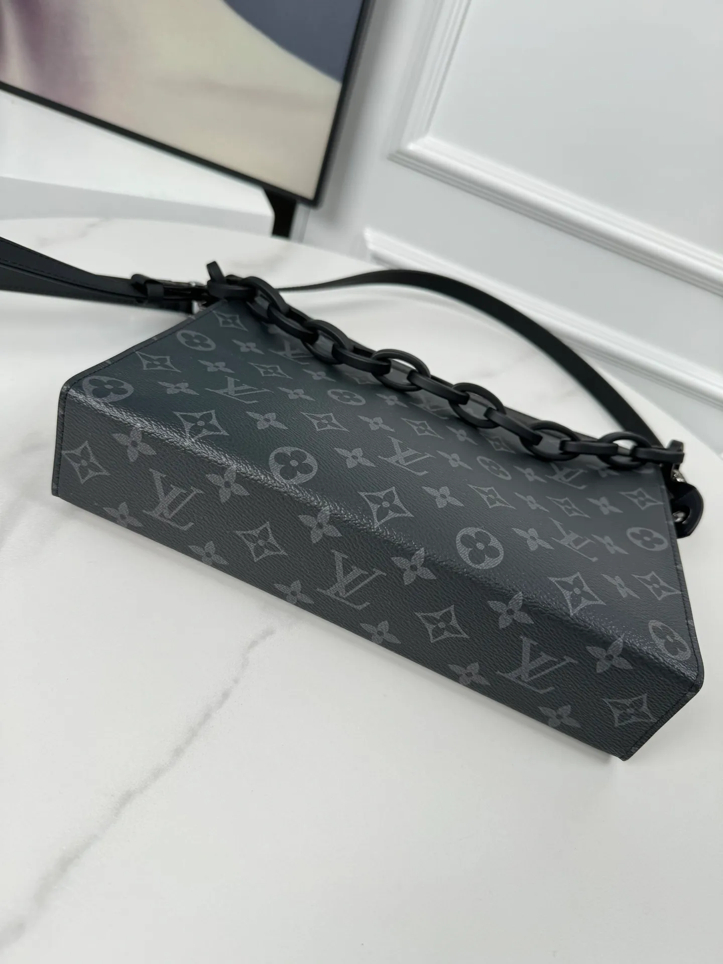 P740🇫🇷Exclusive real shot of overseas original single M61692! This small and stylish Pochette Voyage medium clutch bag is versatile. It can be placed in the bag as a travel bag or held in the hand to show fashion style. The spacious interior space and support panel design make it easy to access personal essentials. Size: 26×20×5cm