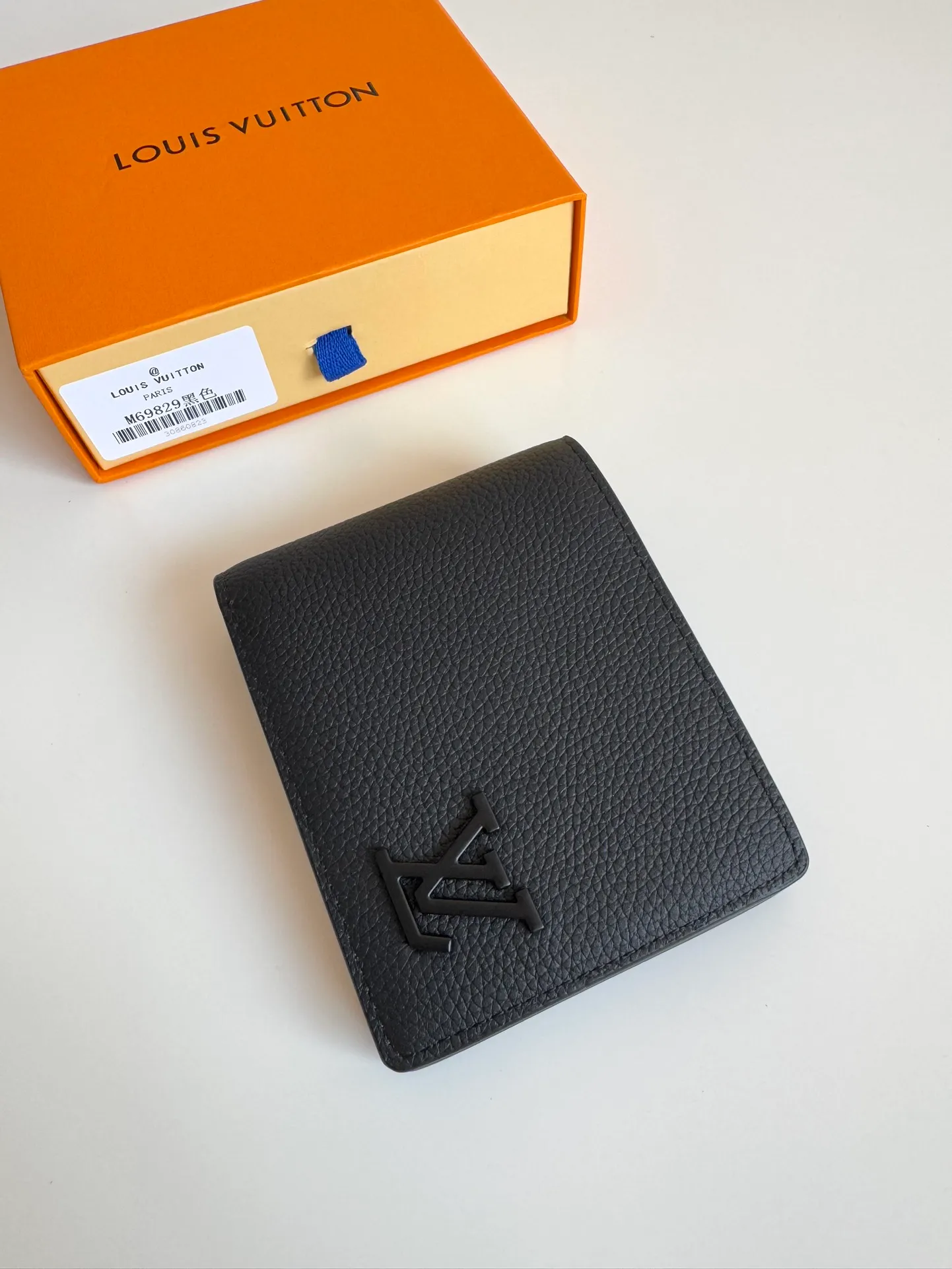 P360🇫🇷Overseas original single M69829 black exclusive real shot! The LV Aerogram Multiple Wallet puts a new spin on a classic design. Exquisite craftsmanship gives the cow leather a rich grain texture, and the metal LV letters mark the brand identity. It can be easily matched with LV Aerogram series handbags. Size: 11.5×9×1.5cm