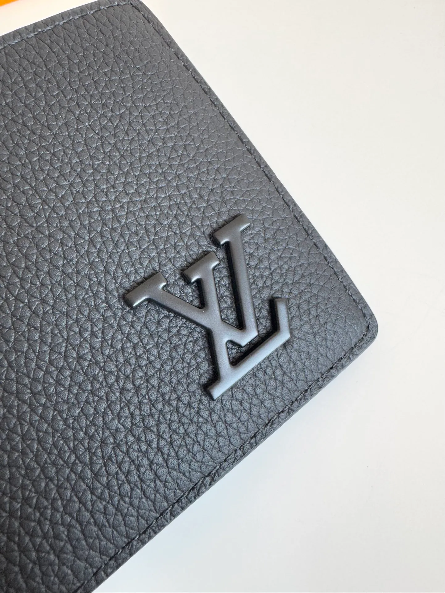 P360🇫🇷Overseas original single M69829 black exclusive real shot! The LV Aerogram Multiple Wallet puts a new spin on a classic design. Exquisite craftsmanship gives the cow leather a rich grain texture, and the metal LV letters mark the brand identity. It can be easily matched with LV Aerogram series handbags. Size: 11.5×9×1.5cm