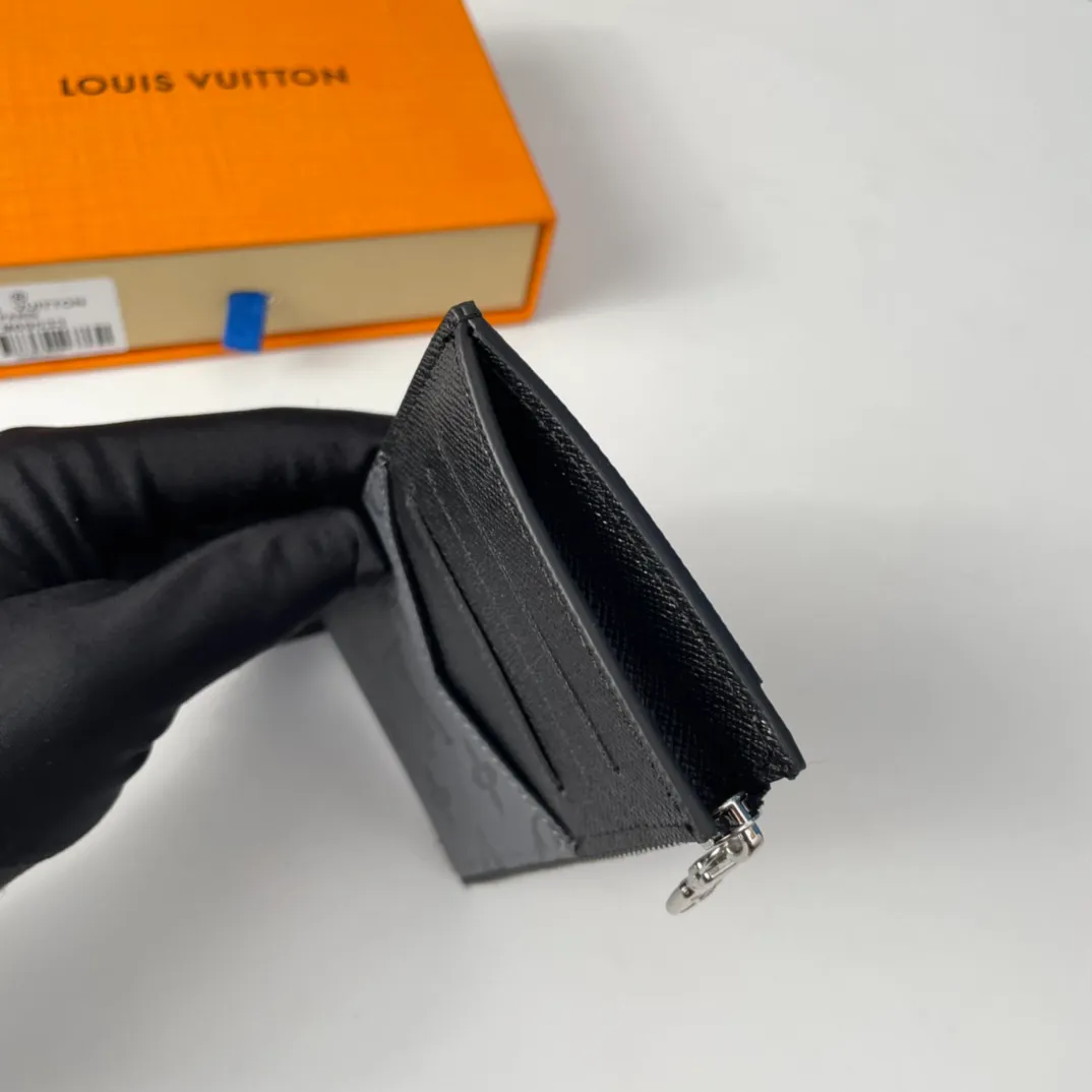 P300🇫🇷Exclusive real shot of overseas original single M69533! The Coin card holder is made of Monogram Eclipse coated canvas and Monogram Eclipse Reverse coated canvas in alternating dark and light colors. The neat and tough cut includes card slots, zippered coin pockets and bill compartments, and is equipped with LV letter zipper pullers. Size: 14.5×8cm