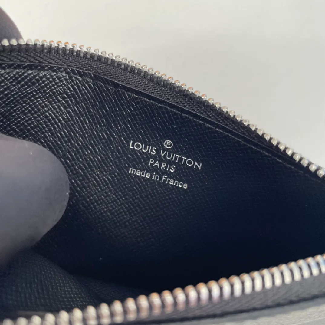 P300🇫🇷Exclusive real shot of overseas original single M69533! The Coin card holder is made of Monogram Eclipse coated canvas and Monogram Eclipse Reverse coated canvas in alternating dark and light colors. The neat and tough cut includes card slots, zippered coin pockets and bill compartments, and is equipped with LV letter zipper pullers. Size: 14.5×8cm