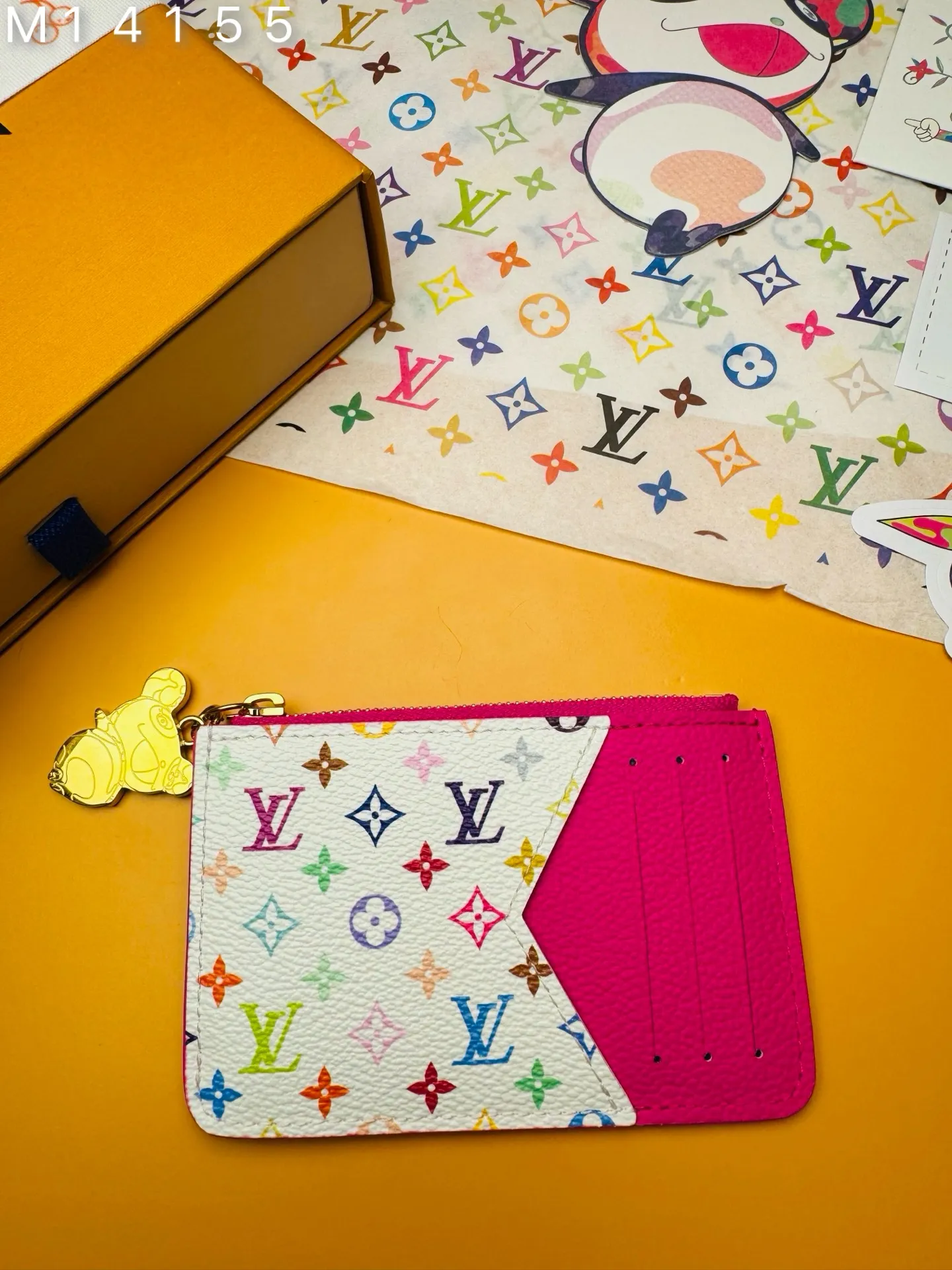 M14155 "Special Duty Free" ♻️[Official Edition·First Class Material·All Steel Hardware·163 Chip·Full Packaging] As part of the cross-category Louis Vuitton x Murakami series, the Romy card holder is both practical and fun, with fresh colors inspired by the Japanese artist's usual rainbow palette. It's subtly signed in Monogram Empreinte leather throughout, while the flat pockets are brightly highlighted in multi-color Monogram coated canvas. The coin pocket is secured with a gold zipper, and the edge of the zipper is decorated with a panda-shaped puller as a final seasonal touch. 12x8x0.8cm 💰600