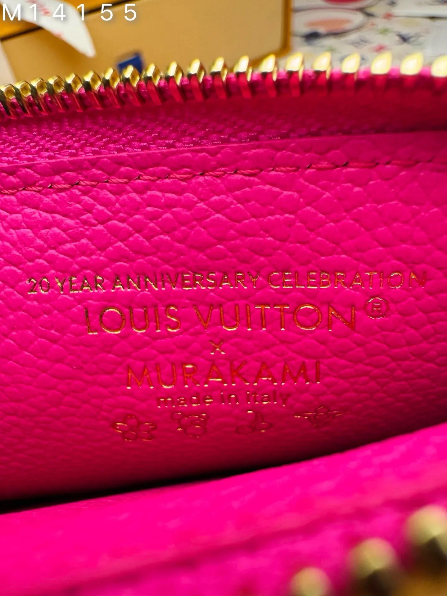 M14155 "Special Duty Free" ♻️[Official Edition·First Class Material·All Steel Hardware·163 Chip·Full Packaging] As part of the cross-category Louis Vuitton x Murakami series, the Romy card holder is both practical and fun, with fresh colors inspired by the Japanese artist's usual rainbow palette. It's subtly signed in Monogram Empreinte leather throughout, while the flat pockets are brightly highlighted in multi-color Monogram coated canvas. The coin pocket is secured with a gold zipper, and the edge of the zipper is decorated with a panda-shaped puller as a final seasonal touch. 12x8x0.8cm 💰600