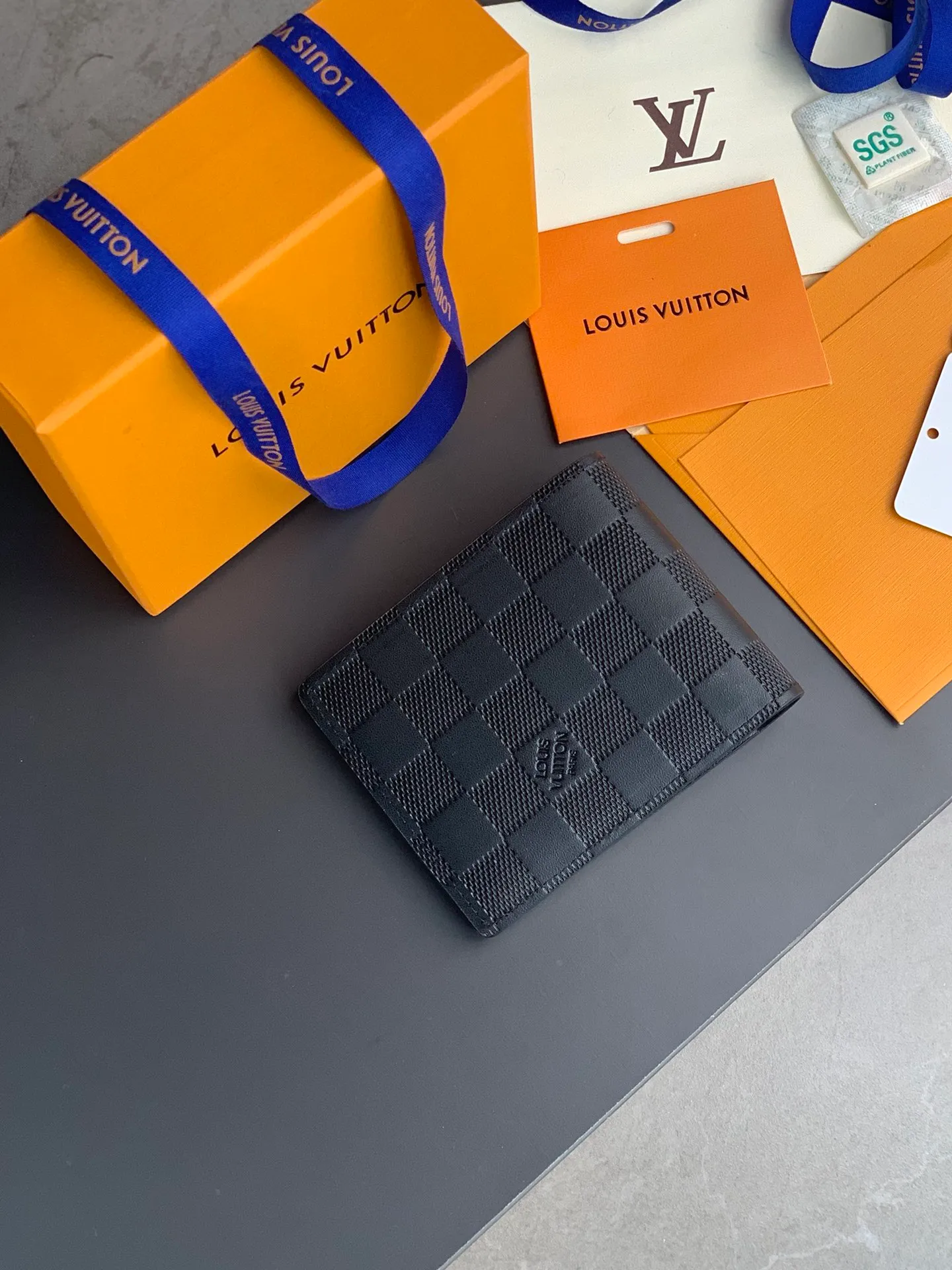 N63124 short clip! The wallet is made of fine leather and has a slender shape that creates a classic appeal. This wallet fits easily into your pocket and is lined in soft cowhide for an elegant feel. Size: 11.5X9cm. 💰360