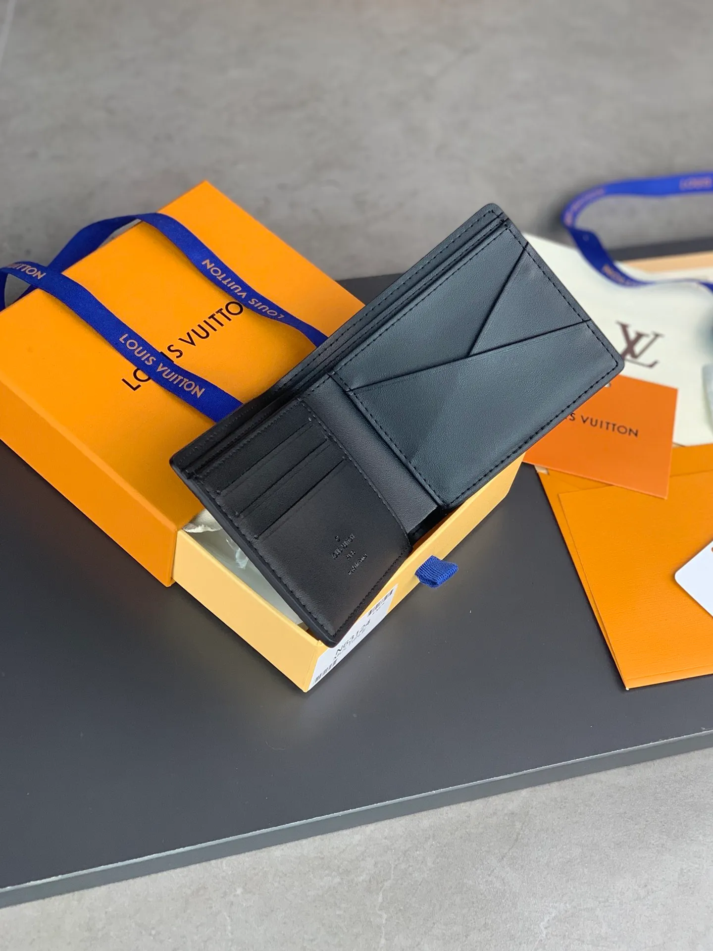 N63124 short clip! The wallet is made of fine leather and has a slender shape that creates a classic appeal. This wallet fits easily into your pocket and is lined in soft cowhide for an elegant feel. Size: 11.5X9cm. 💰360