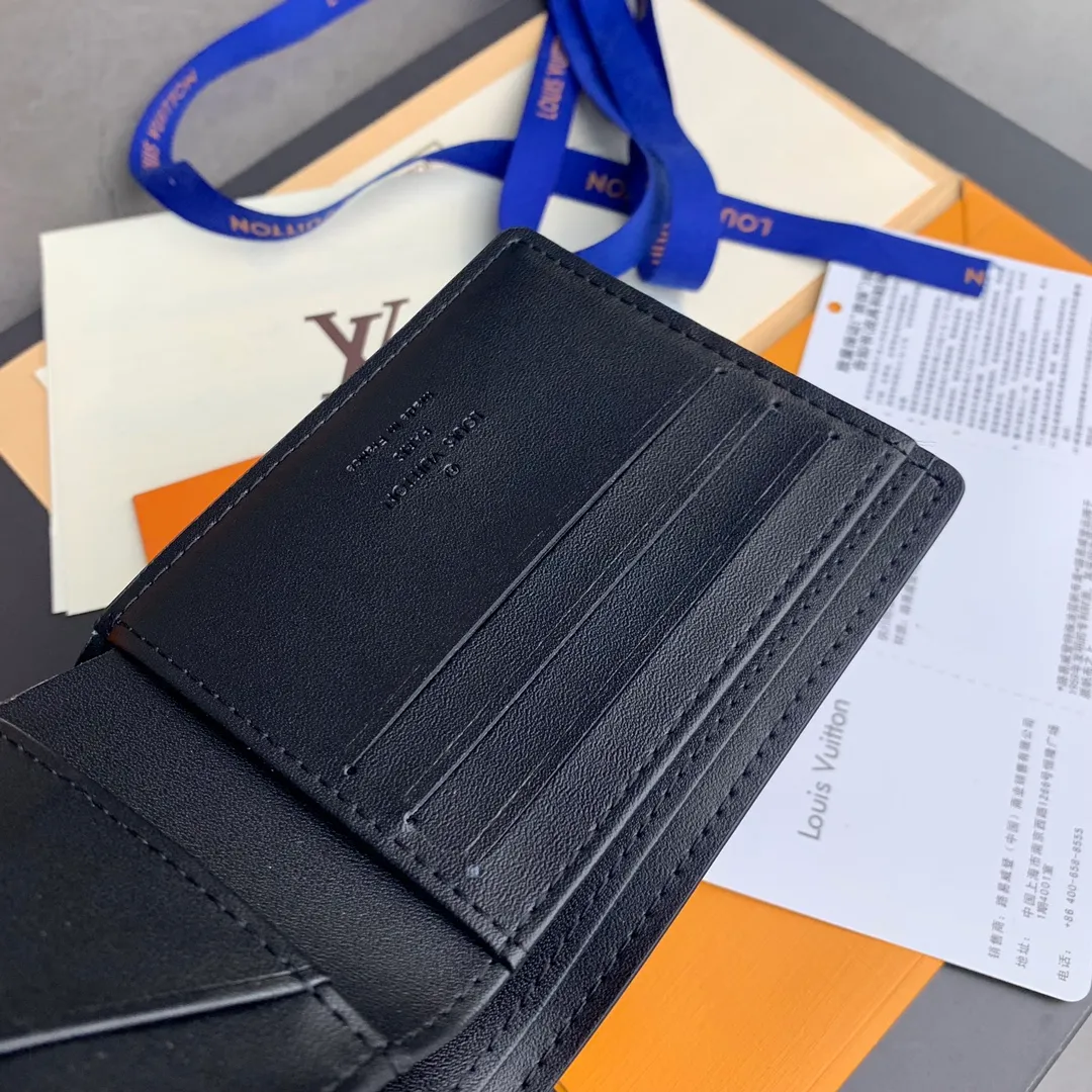 N63124 short clip! The wallet is made of fine leather and has a slender shape that creates a classic appeal. This wallet fits easily into your pocket and is lined in soft cowhide for an elegant feel. Size: 11.5X9cm. 💰360
