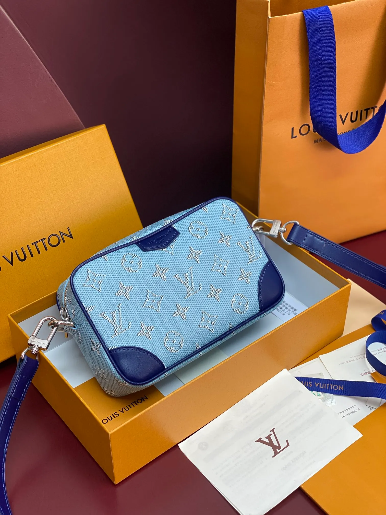 M14684 silk screen light blue! Chip version! TROCADÉRO MINI BAG! This Trocadéro mini bag is crafted in Monogram Heritage coated canvas with leather trim and trunk-style reinforced corners, a nod to the brand's compact crossbody designs created in the 1980s. The ocean tones complement the colorful striped lining, and the detachable and adjustable shoulder strap allows for shoulder or cross-body wear.  Dimensions 13 x 6.5 x 20 cm.