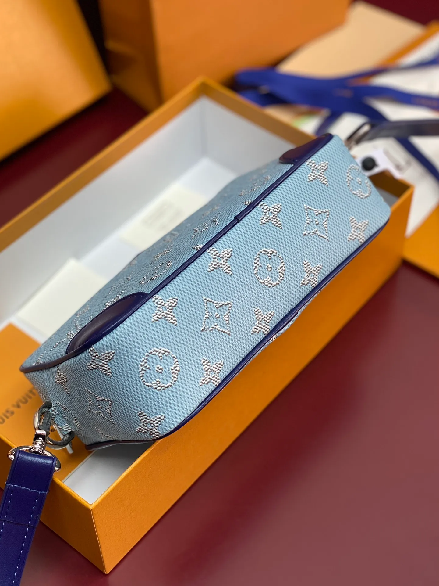M14684 silk screen light blue! Chip version! TROCADÉRO MINI BAG! This Trocadéro mini bag is crafted in Monogram Heritage coated canvas with leather trim and trunk-style reinforced corners, a nod to the brand's compact crossbody designs created in the 1980s. The ocean tones complement the colorful striped lining, and the detachable and adjustable shoulder strap allows for shoulder or cross-body wear.  Dimensions 13 x 6.5 x 20 cm.