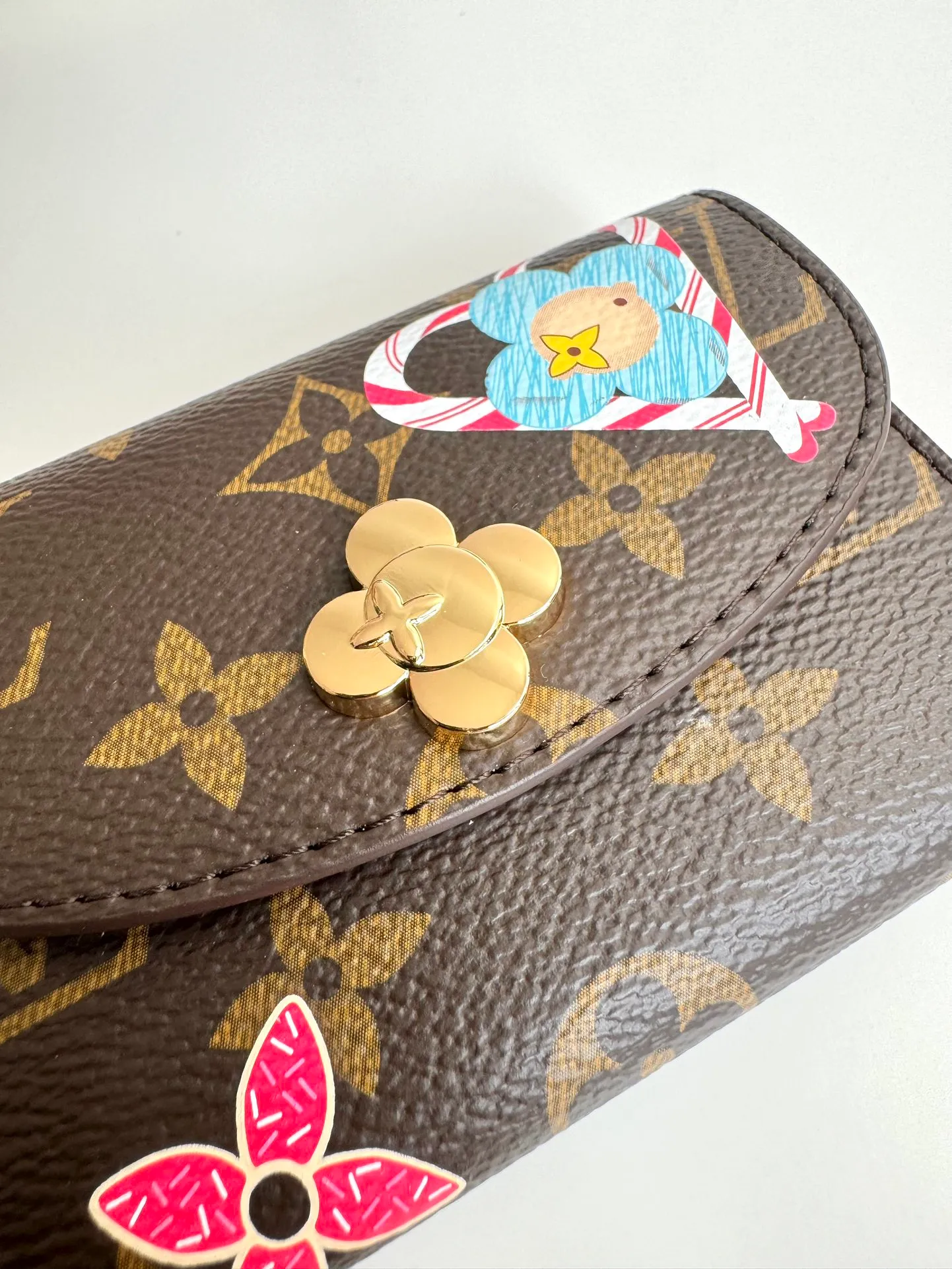 P340🇫🇷Exclusive real shot of overseas original single M12220! This Rosalie coin purse appears in the Candy Factory series in classic Monogram canvas. It places the brand mascot in the heart-shaped candy cane pattern, making it an exquisite gift for Vivienne fans. Open the Vivienne-shaped snap button to reveal multiple pockets to securely store change, banknotes and cards. Size: 11×8×2.5cm