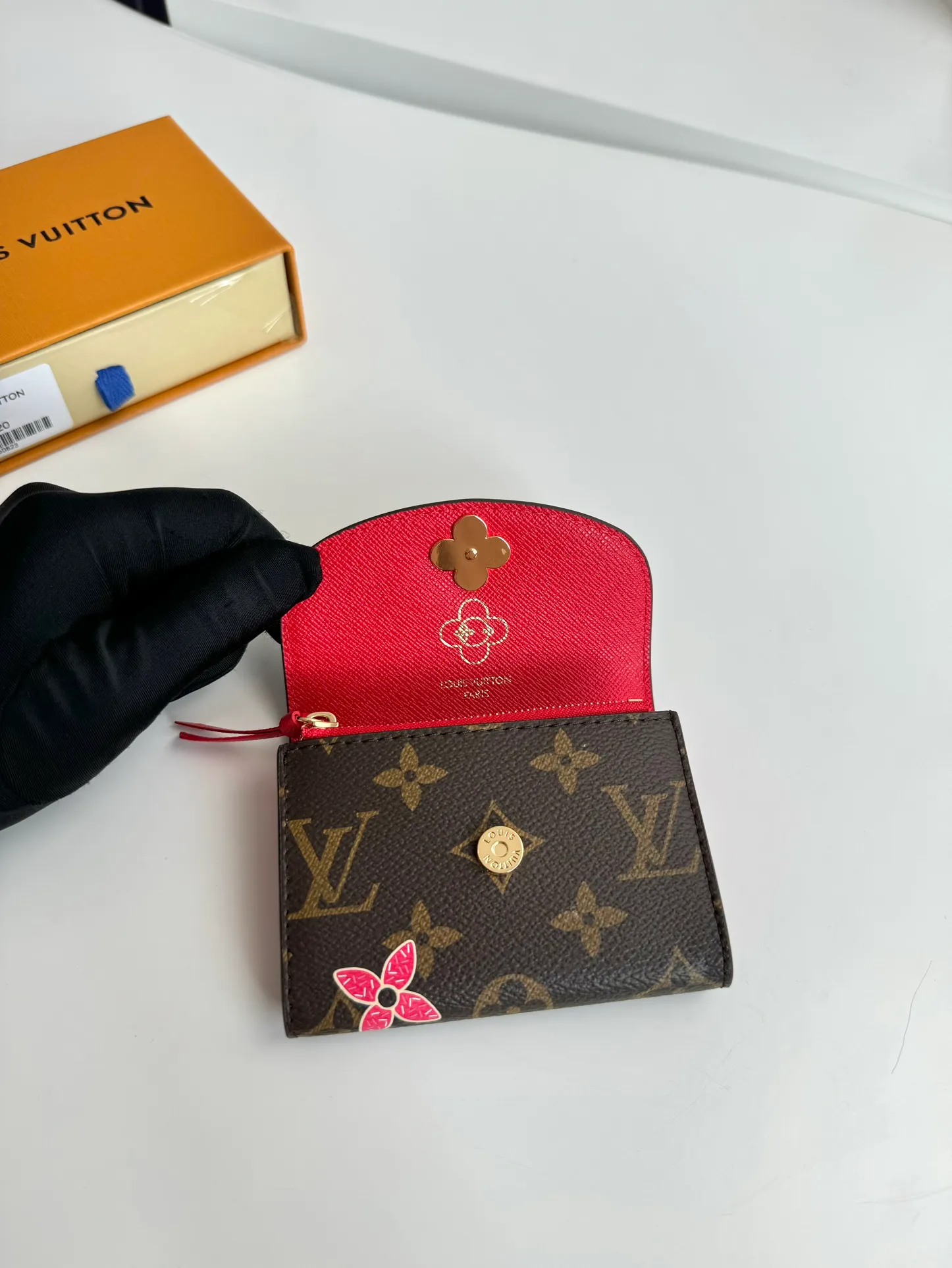 P340🇫🇷Exclusive real shot of overseas original single M12220! This Rosalie coin purse appears in the Candy Factory series in classic Monogram canvas. It places the brand mascot in the heart-shaped candy cane pattern, making it an exquisite gift for Vivienne fans. Open the Vivienne-shaped snap button to reveal multiple pockets to securely store change, banknotes and cards. Size: 11×8×2.5cm