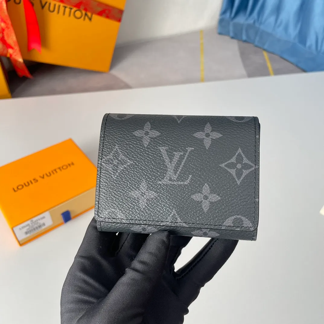 P280🇫🇷Exclusive real shot of overseas original M63801 black flower! Crafted in classic Monogram coated canvas, the Enveloppe Carte de Visite business card holder allows you to carry your business or credit cards elegantly. It easily stows into almost any pocket and features a snap button closure. Size: 10.5×8cm