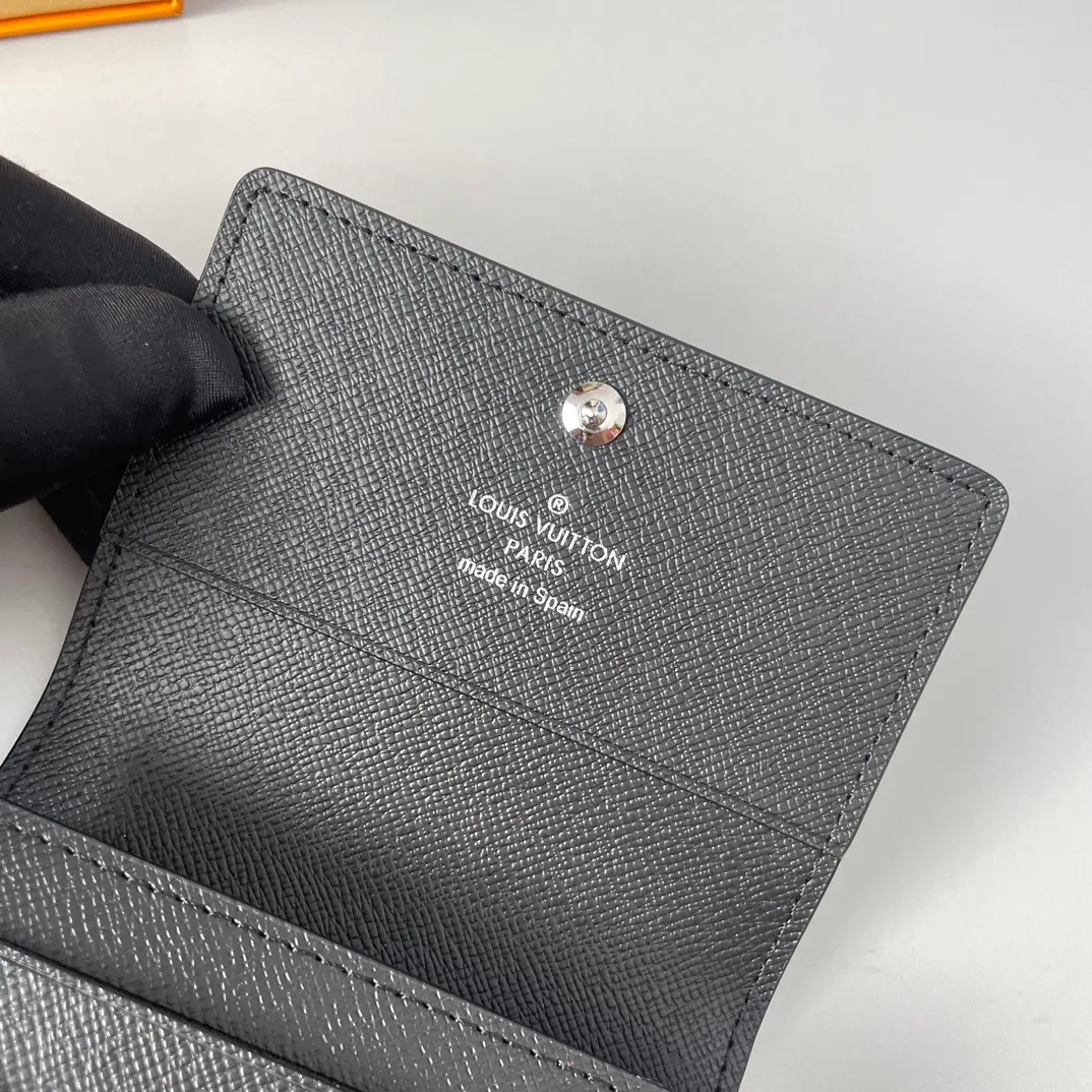 P280🇫🇷Exclusive real shot of overseas original M63801 black flower! Crafted in classic Monogram coated canvas, the Enveloppe Carte de Visite business card holder allows you to carry your business or credit cards elegantly. It easily stows into almost any pocket and features a snap button closure. Size: 10.5×8cm