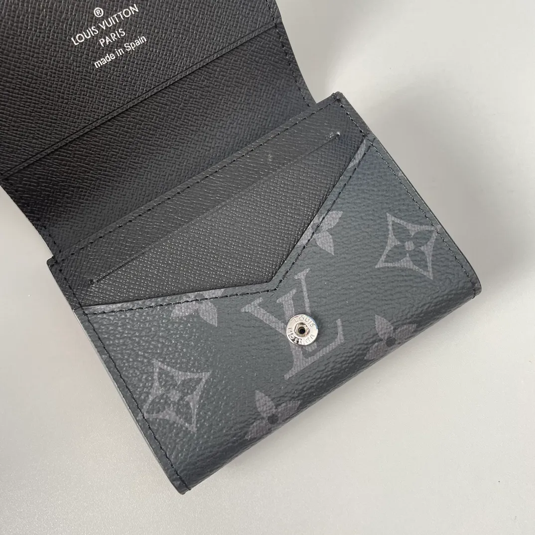 P280🇫🇷Exclusive real shot of overseas original M63801 black flower! Crafted in classic Monogram coated canvas, the Enveloppe Carte de Visite business card holder allows you to carry your business or credit cards elegantly. It easily stows into almost any pocket and features a snap button closure. Size: 10.5×8cm
