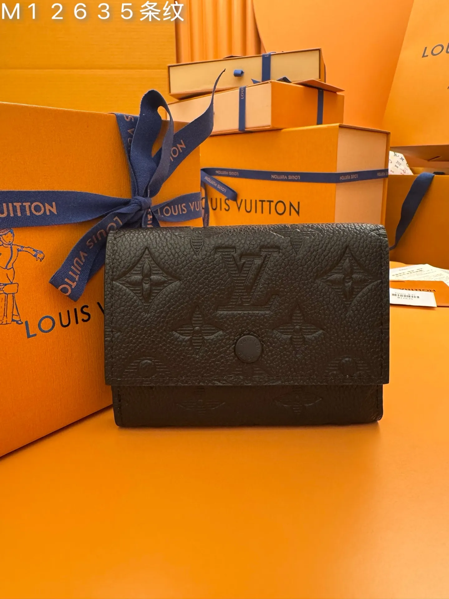 M12635 stripe "Special Duty Free" ♻️[Official Edition·First Class Material·All Steel Hardware·French Chip·Full Packaging] Single shadow leather with a single pattern that is lightly embossed has been updated to a compact size "Victor Wallet" with an atmosphere of "Quite Luxury". In addition to a zippered pocket, it has a practical interior that includes a note and receipt pocket and five card slots. The flap with "Louis Vuitton" logo snap closure is also attractive. 11.5x9x2.5cm 💰600