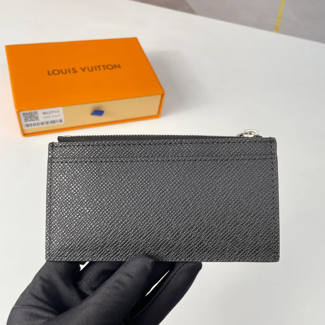 P300🇫🇷Exclusive real shot of overseas original M62914 cross pattern! Made of Louis Vuitton's signature black Taiga leather, the Coin card holder has a slim and neat appearance, ideal for safely storing change and banknotes. It has multiple credit card slots and bill compartments, as well as a silver zippered coin pocket. Size: 14×8cm