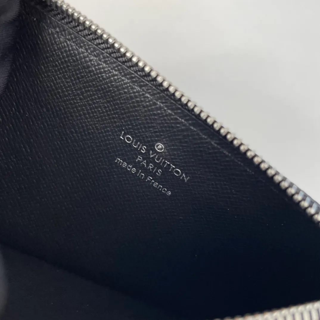 P300🇫🇷Exclusive real shot of overseas original M62914 cross pattern! Made of Louis Vuitton's signature black Taiga leather, the Coin card holder has a slim and neat appearance, ideal for safely storing change and banknotes. It has multiple credit card slots and bill compartments, as well as a silver zippered coin pocket. Size: 14×8cm