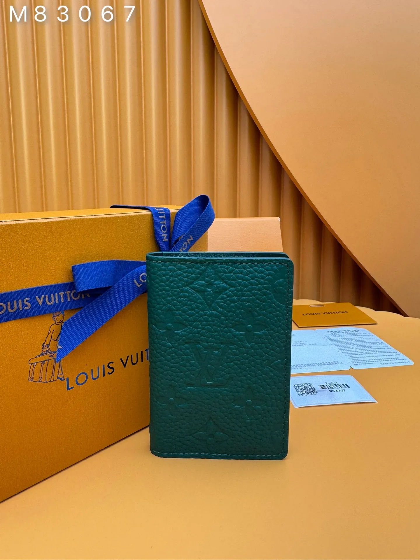 M83067 "Special Duty Free" ♻️[Official special edition·First-class material·All-steel hardware·French chips·Full set of packaging] This pocket wallet is made of soft and wear-resistant Taurillon leather, showing the brand's classic Monogram embossing. The fresh colors imitate the bright moonlight, and the handsome design makes it an everyday choice for modern life. 7.5x11.1x1cm 💰400