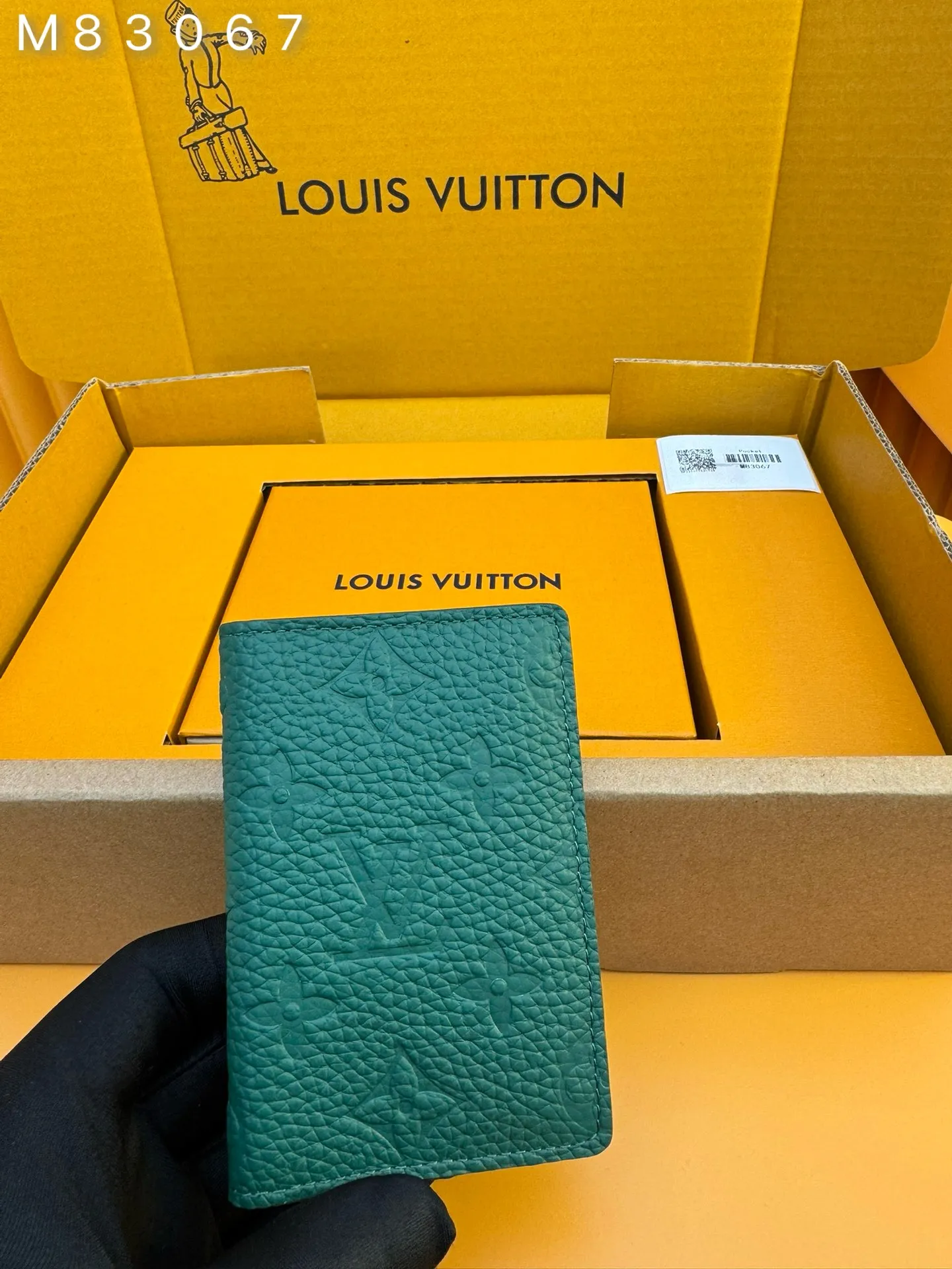 M83067 "Special Duty Free" ♻️[Official special edition·First-class material·All-steel hardware·French chips·Full set of packaging] This pocket wallet is made of soft and wear-resistant Taurillon leather, showing the brand's classic Monogram embossing. The fresh colors imitate the bright moonlight, and the handsome design makes it an everyday choice for modern life. 7.5x11.1x1cm 💰400