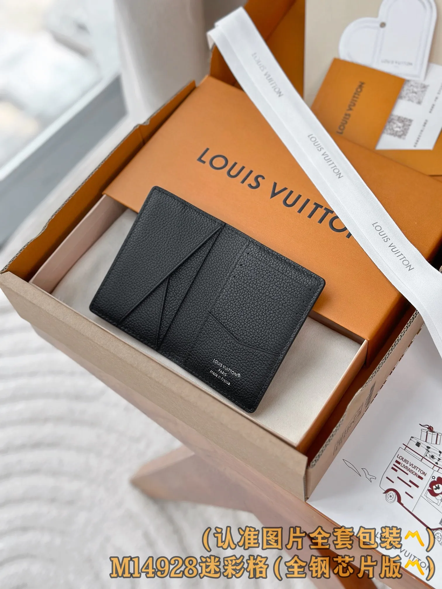M14928 (〽️A grade all steel〽️) personalized customized version! Changing code chip! Pocket all-purpose wallet, this compact pocket all-purpose wallet is made of Damoflage Black coated canvas, exuding a unique and stylish masculine atmosphere. The wallet is inspired by Damier Graphite canvas and is embellished with pixelated patterns, adding an unexpectedly modern touch. The wallet's compact size fits easily into any pocket and features three built-in business card slots, five internal pockets and an external back pocket. Due to the different placement of the pattern on each bag, the appearance may differ slightly from the photo.  8 x 11 x 1 cm (length x height x width). 💰440