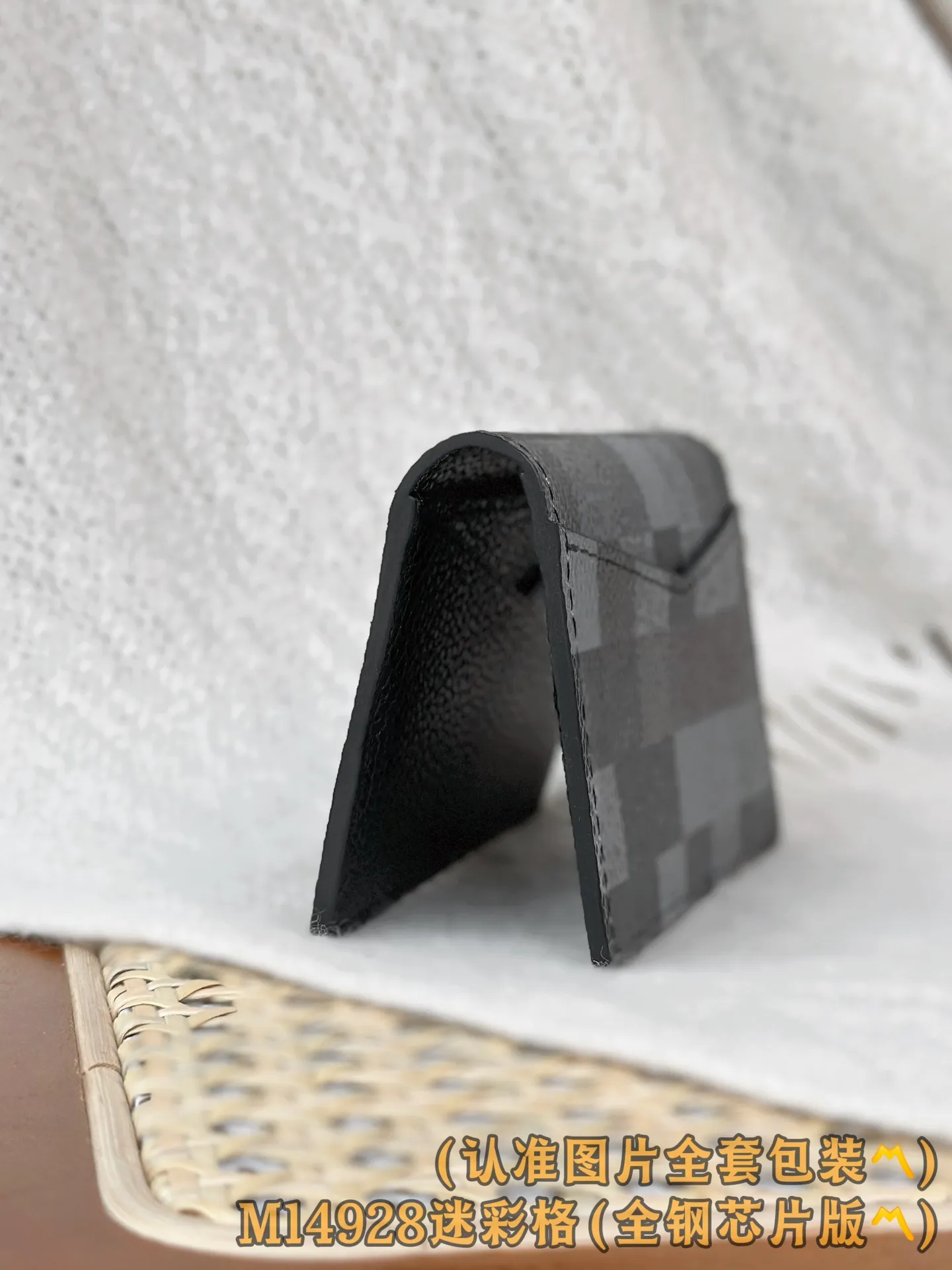 M14928 (〽️A grade all steel〽️) personalized customized version! Changing code chip! Pocket all-purpose wallet, this compact pocket all-purpose wallet is made of Damoflage Black coated canvas, exuding a unique and stylish masculine atmosphere. The wallet is inspired by Damier Graphite canvas and is embellished with pixelated patterns, adding an unexpectedly modern touch. The wallet's compact size fits easily into any pocket and features three built-in business card slots, five internal pockets and an external back pocket. Due to the different placement of the pattern on each bag, the appearance may differ slightly from the photo.  8 x 11 x 1 cm (length x height x width). 💰440