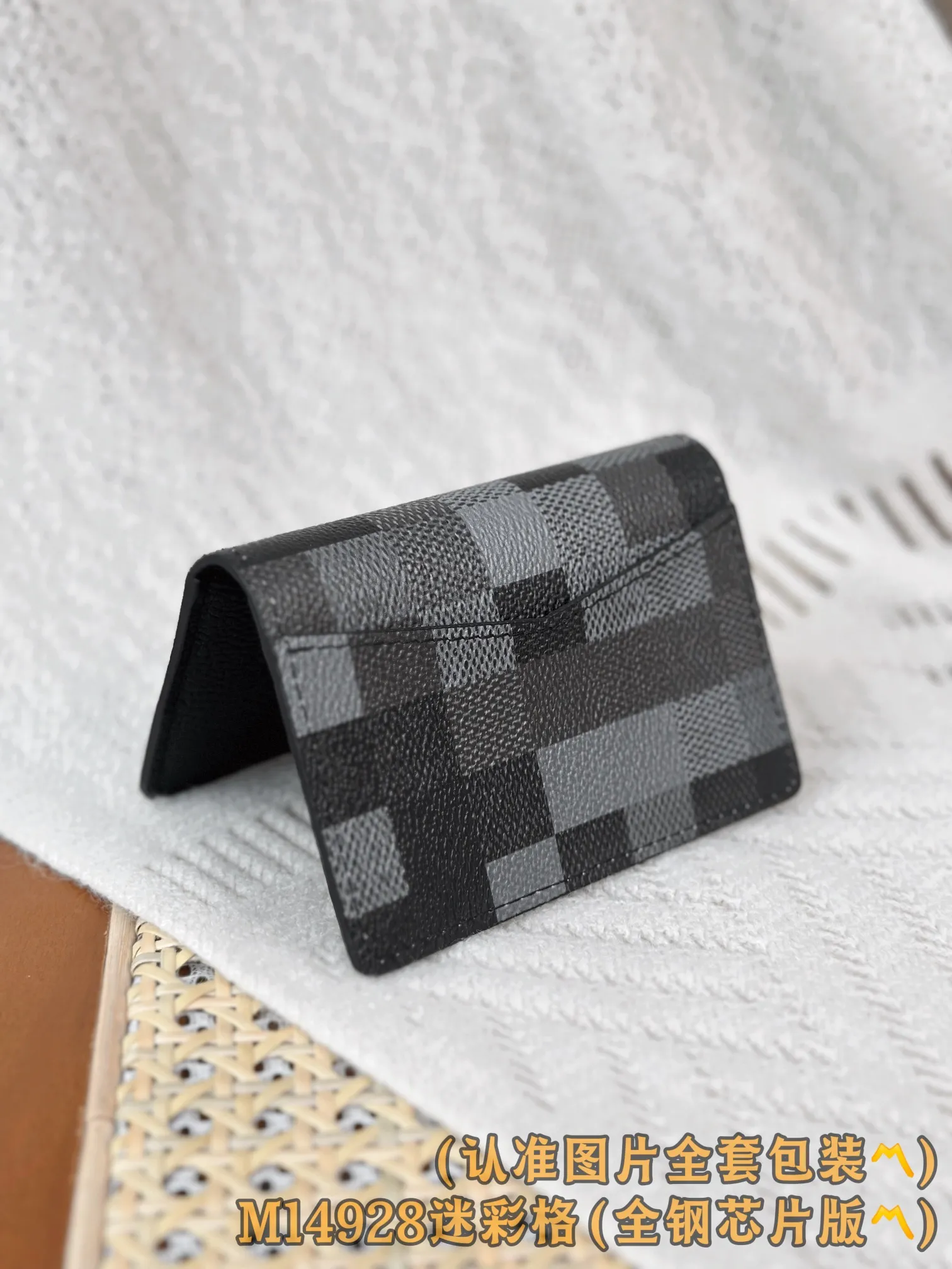 M14928 (〽️A grade all steel〽️) personalized customized version! Changing code chip! Pocket all-purpose wallet, this compact pocket all-purpose wallet is made of Damoflage Black coated canvas, exuding a unique and stylish masculine atmosphere. The wallet is inspired by Damier Graphite canvas and is embellished with pixelated patterns, adding an unexpectedly modern touch. The wallet's compact size fits easily into any pocket and features three built-in business card slots, five internal pockets and an external back pocket. Due to the different placement of the pattern on each bag, the appearance may differ slightly from the photo.  8 x 11 x 1 cm (length x height x width). 💰440