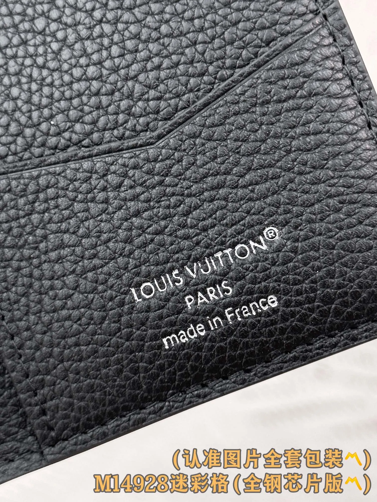 M14928 (〽️A grade all steel〽️) personalized customized version! Changing code chip! Pocket all-purpose wallet, this compact pocket all-purpose wallet is made of Damoflage Black coated canvas, exuding a unique and stylish masculine atmosphere. The wallet is inspired by Damier Graphite canvas and is embellished with pixelated patterns, adding an unexpectedly modern touch. The wallet's compact size fits easily into any pocket and features three built-in business card slots, five internal pockets and an external back pocket. Due to the different placement of the pattern on each bag, the appearance may differ slightly from the photo.  8 x 11 x 1 cm (length x height x width). 💰440