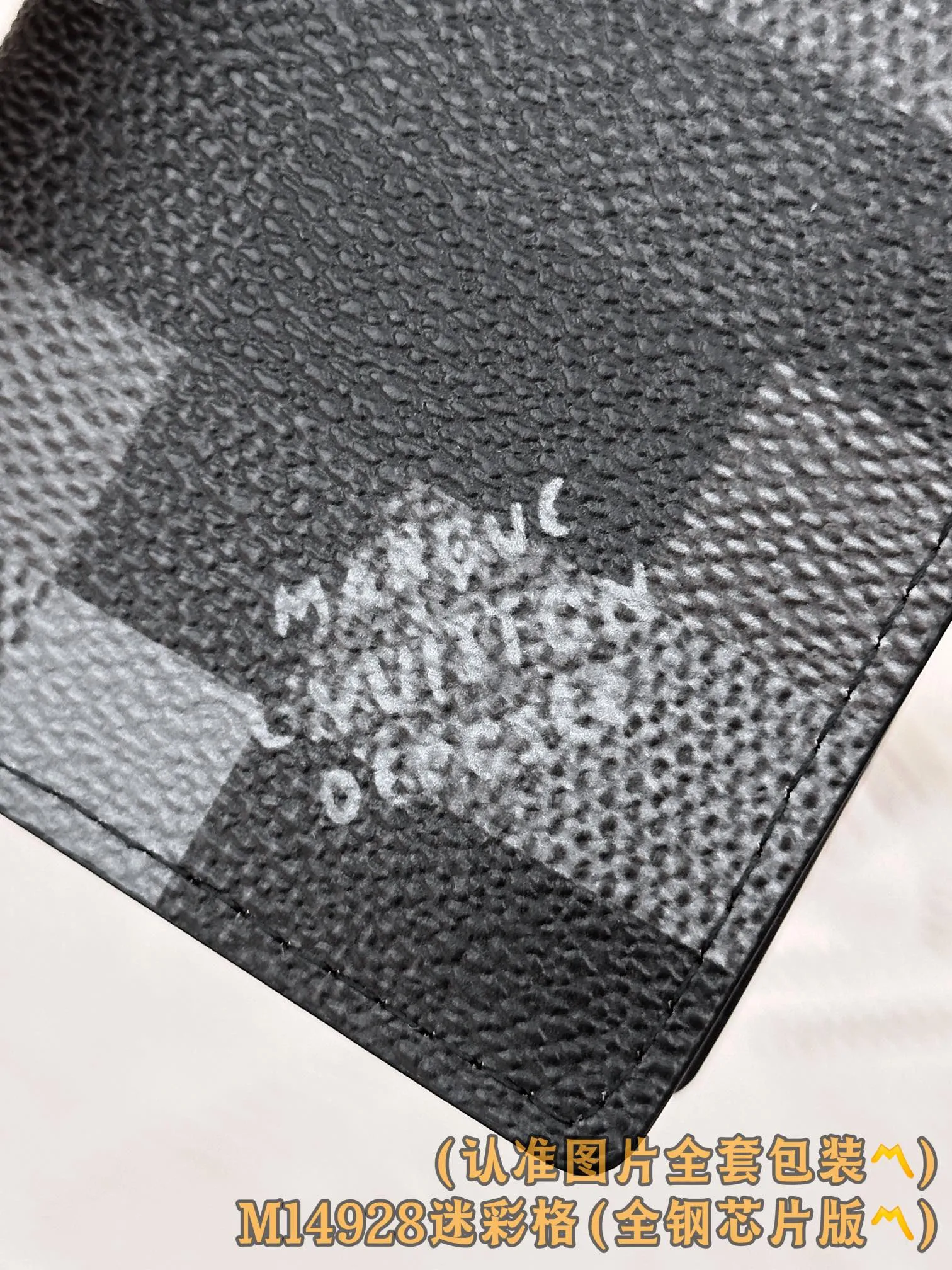 M14928 (〽️A grade all steel〽️) personalized customized version! Changing code chip! Pocket all-purpose wallet, this compact pocket all-purpose wallet is made of Damoflage Black coated canvas, exuding a unique and stylish masculine atmosphere. The wallet is inspired by Damier Graphite canvas and is embellished with pixelated patterns, adding an unexpectedly modern touch. The wallet's compact size fits easily into any pocket and features three built-in business card slots, five internal pockets and an external back pocket. Due to the different placement of the pattern on each bag, the appearance may differ slightly from the photo.  8 x 11 x 1 cm (length x height x width). 💰440
