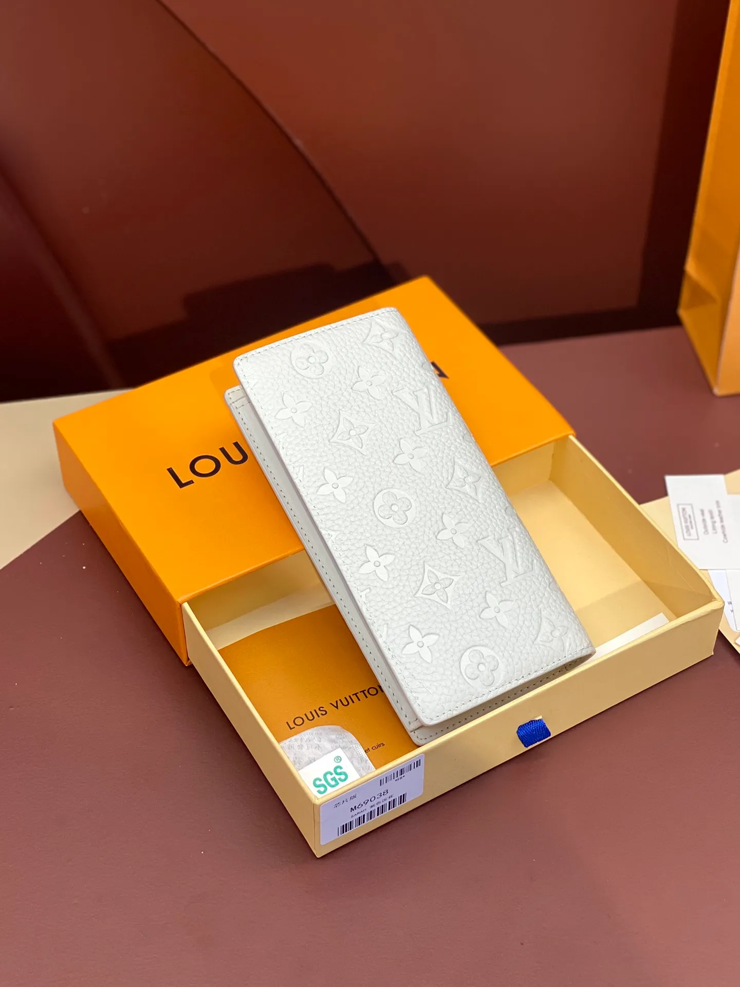 💰480 M69038 off-white! The chip version, (made of top-grain cowhide) Brazza wallet is made of soft Taurillon leather embossed with the Monogram pattern. It has various card slots, pockets and a large zippered coin compartment. It has ample capacity and can easily fit in most jacket pockets. Dimensions 10 x 19 x 2 cm (length x height x width).