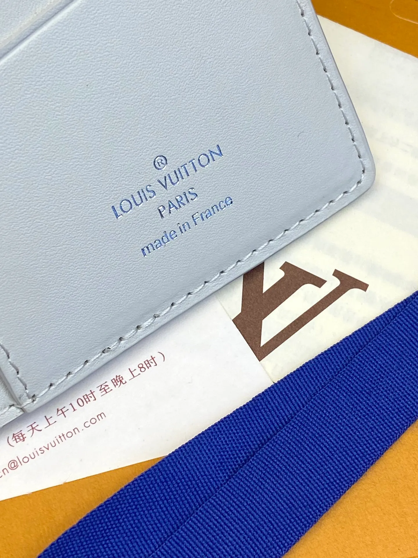 💰480 M69038 off-white! The chip version, (made of top-grain cowhide) Brazza wallet is made of soft Taurillon leather embossed with the Monogram pattern. It has various card slots, pockets and a large zippered coin compartment. It has ample capacity and can easily fit in most jacket pockets. Dimensions 10 x 19 x 2 cm (length x height x width).